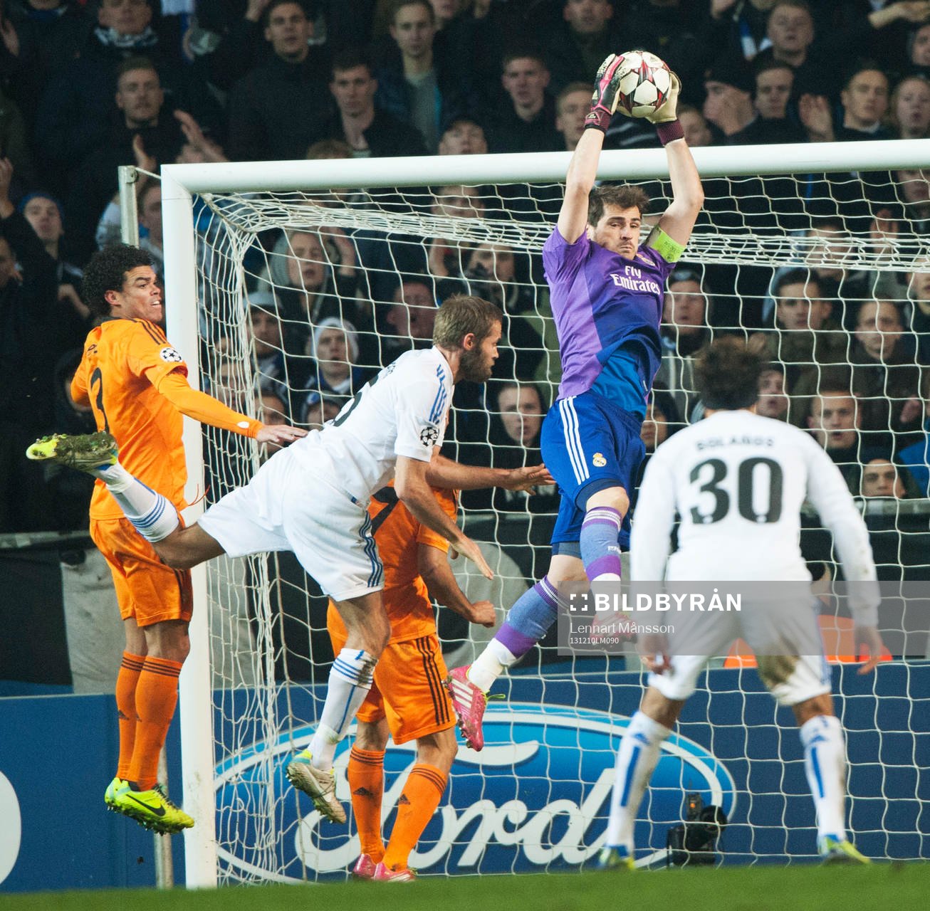 Real Madrids målvakt Iker Casillas räddar framför