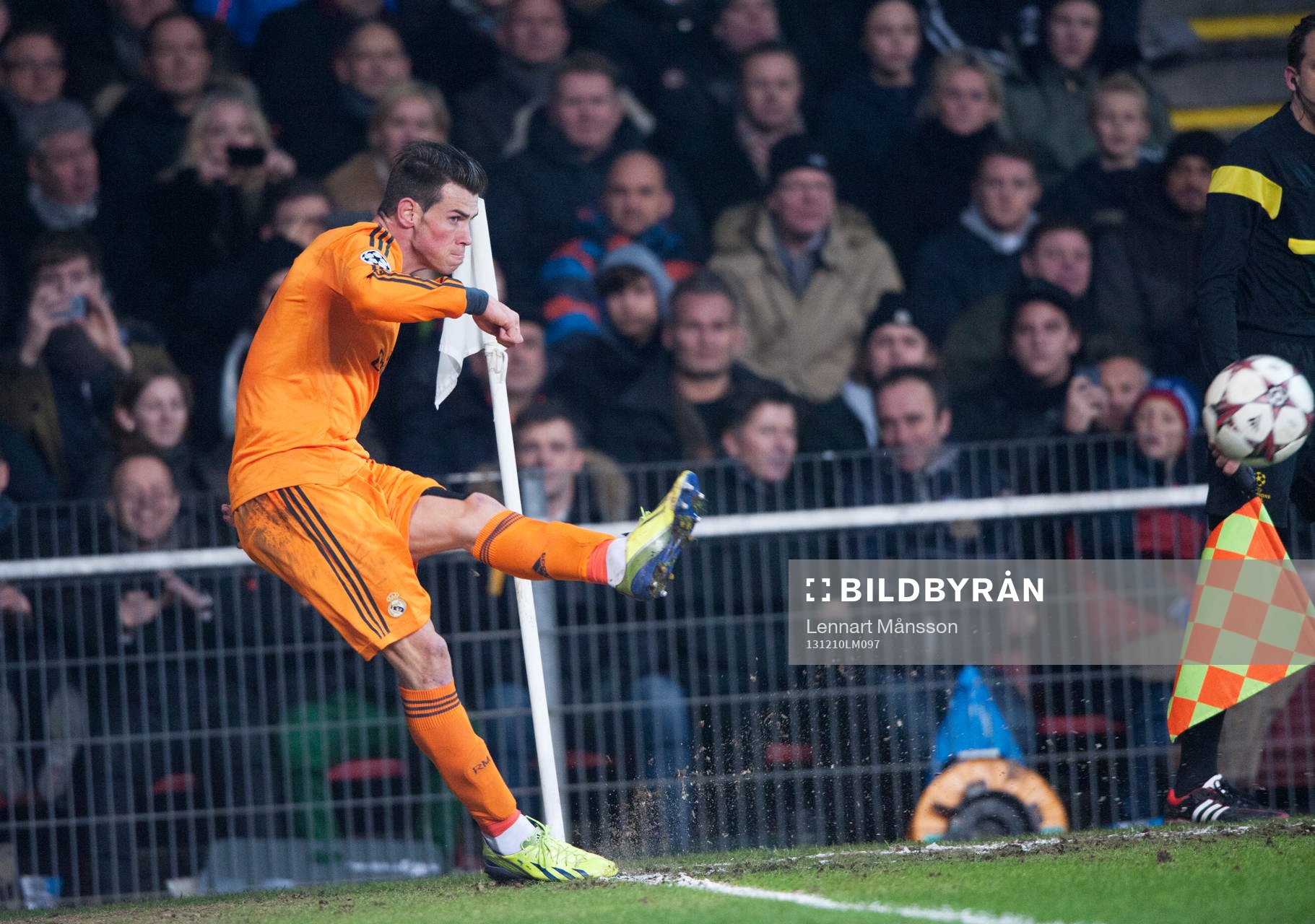 Real Madrids Gareth Bale slår en hörna  i matchen i