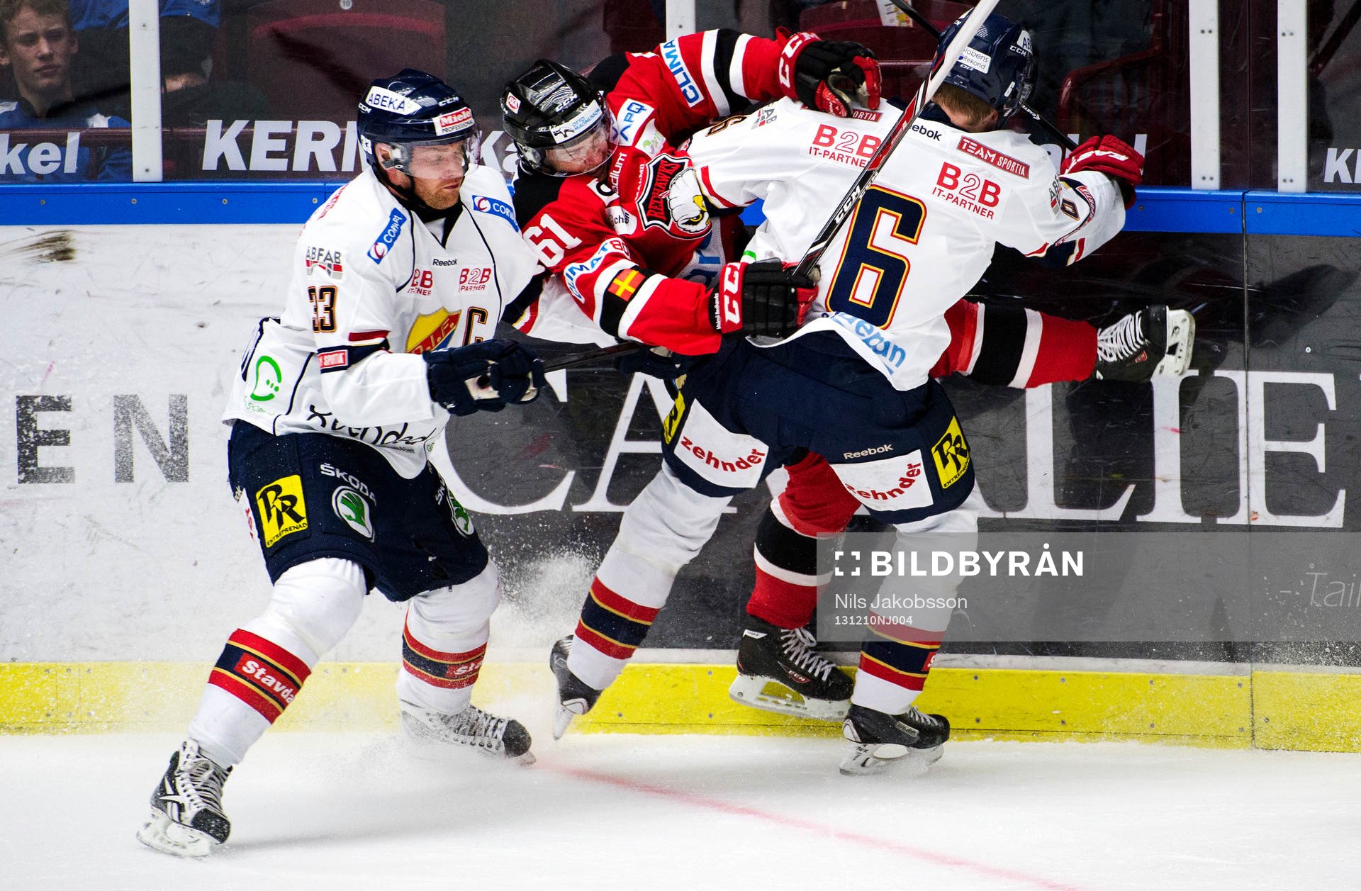 Djurgårdens Timmy Pettersson och Bobo Petersen tacklar