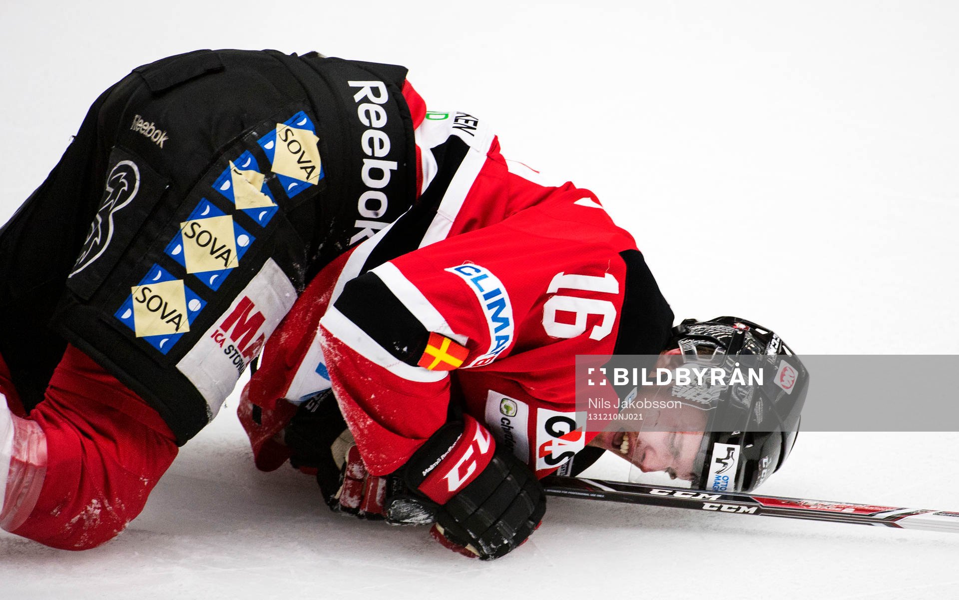 Malmö Redhawks Magnus Häggström får en smäll på sitt
