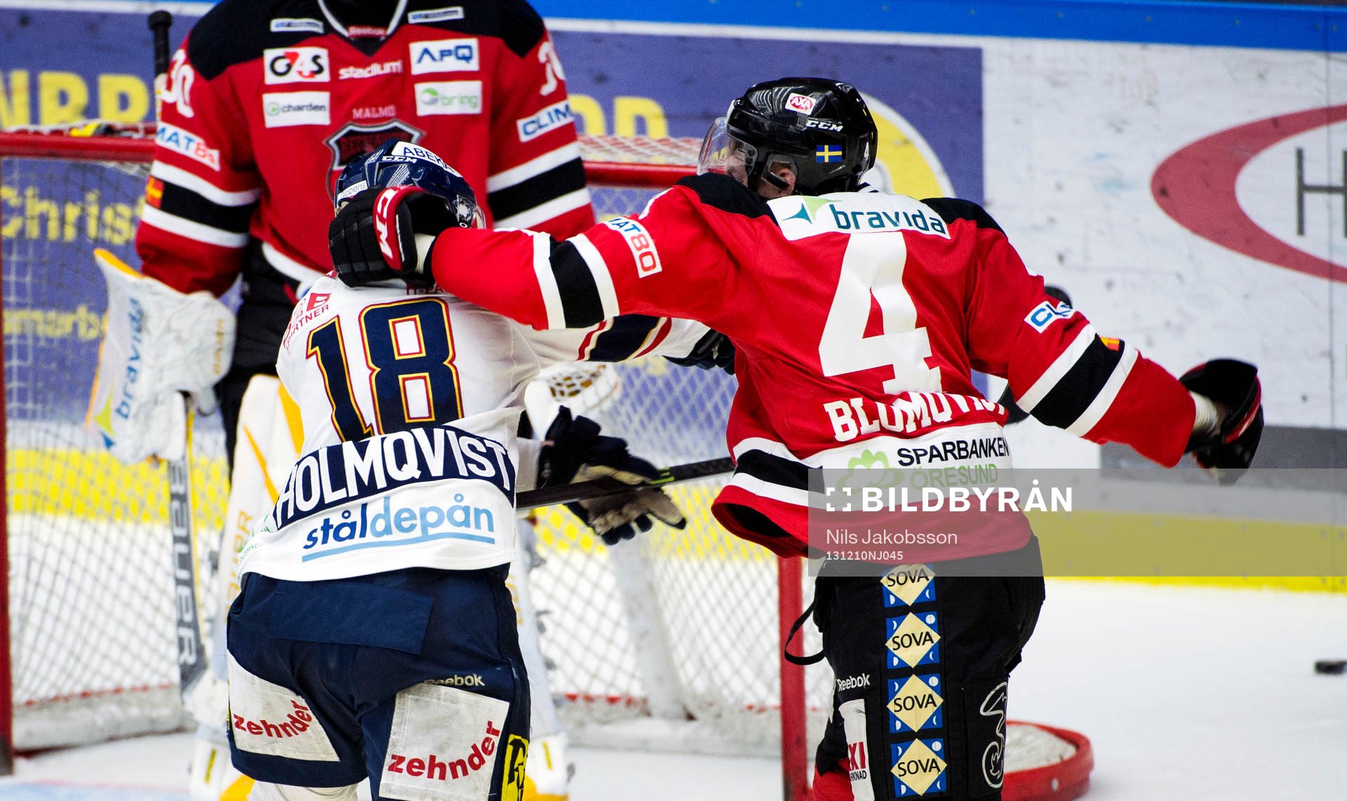 Djurgårdens Michael Holmqvist slåss med Malmö Redhawks