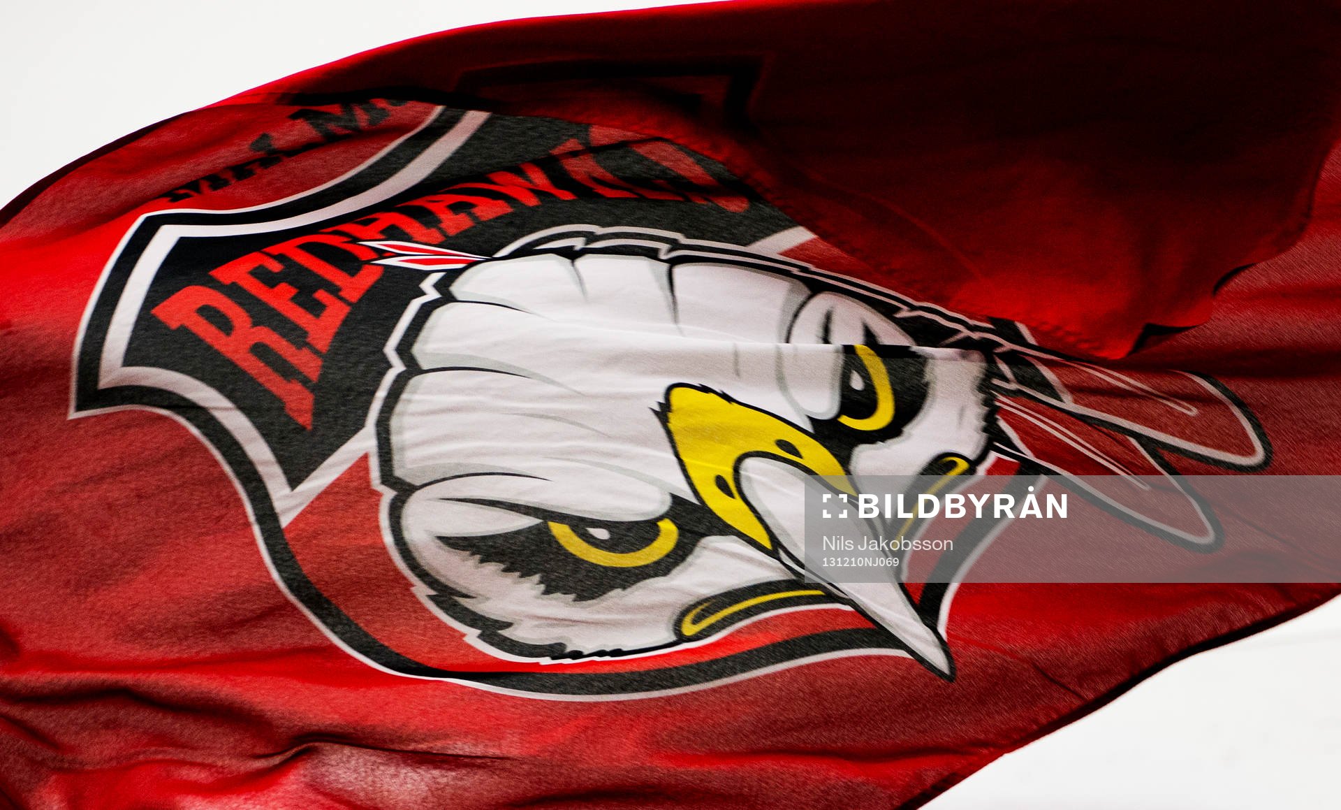 En flagga med Malmö Redhawks emblem på