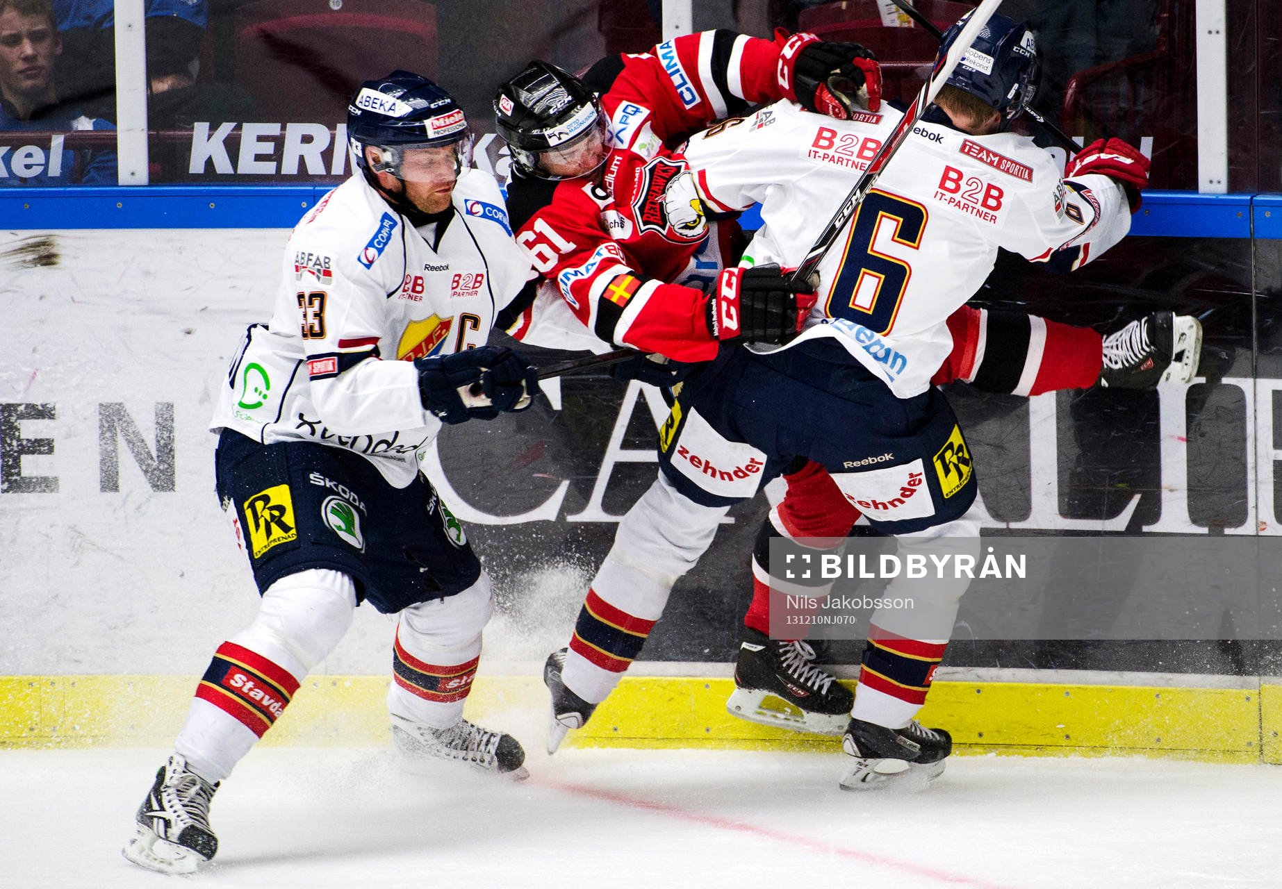 Djurgårdens Timmy Pettersson och Bobo Petersen tacklar