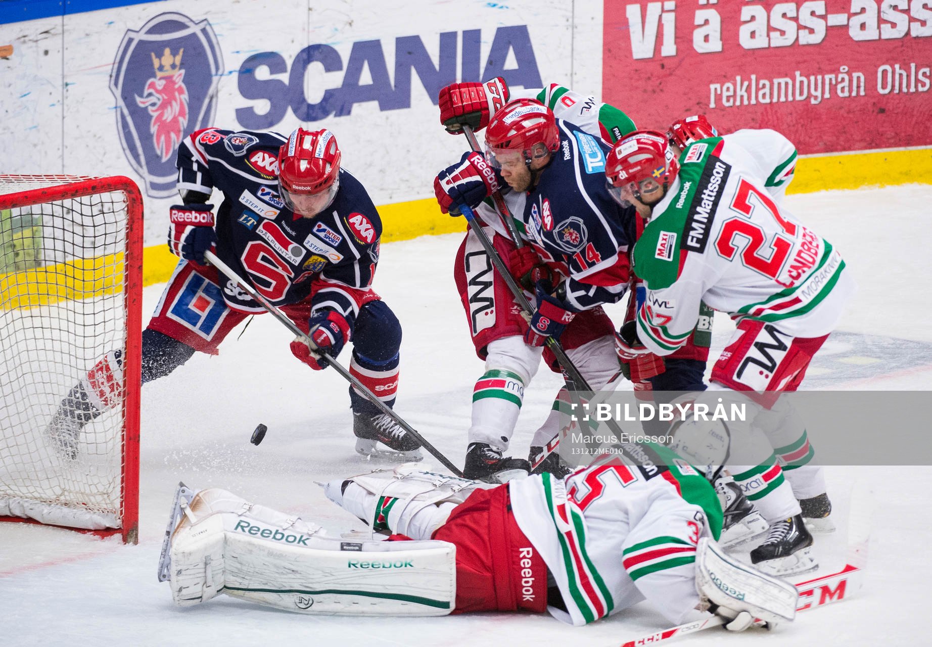 Moras målvakt Mantas Armalis tapar pucken framför