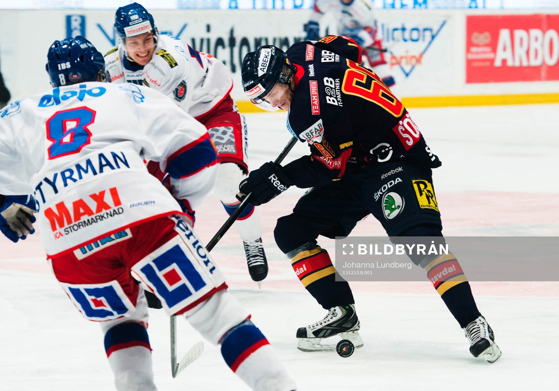 Lukas Ericsson och Marcus Sörensen i kamp om pucken