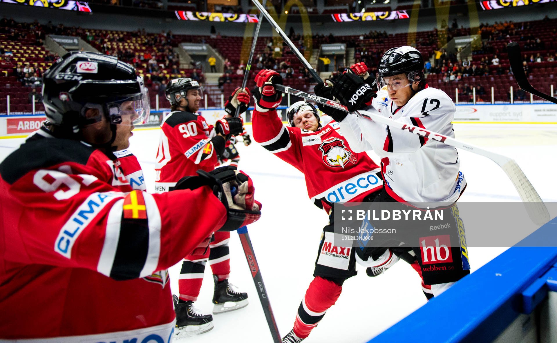 Malmö Redhawks David Liffiton tacklar Asplövens Emil Bejmo