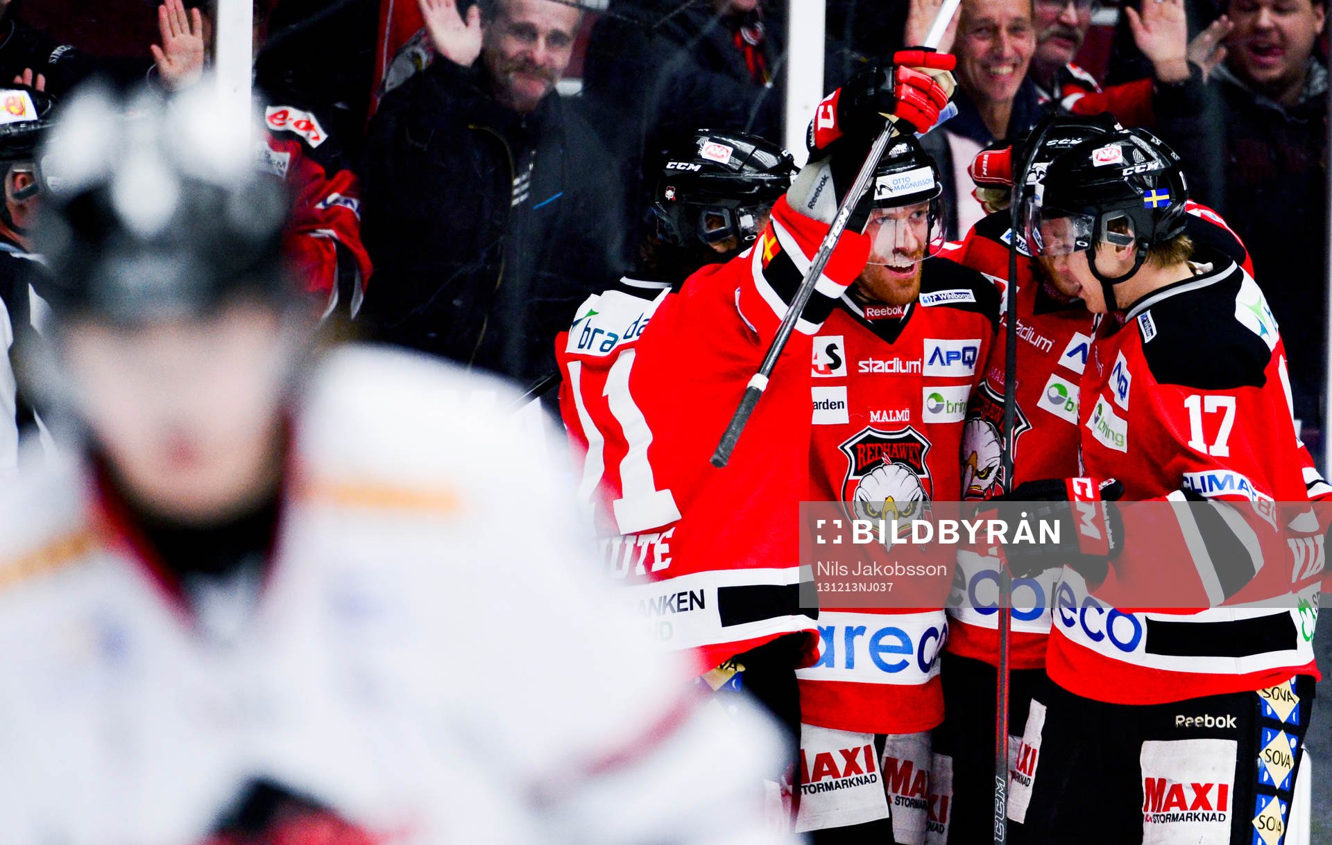 Malmö Redhawks Jens Olsson (m) jublar med sina lagkamrater