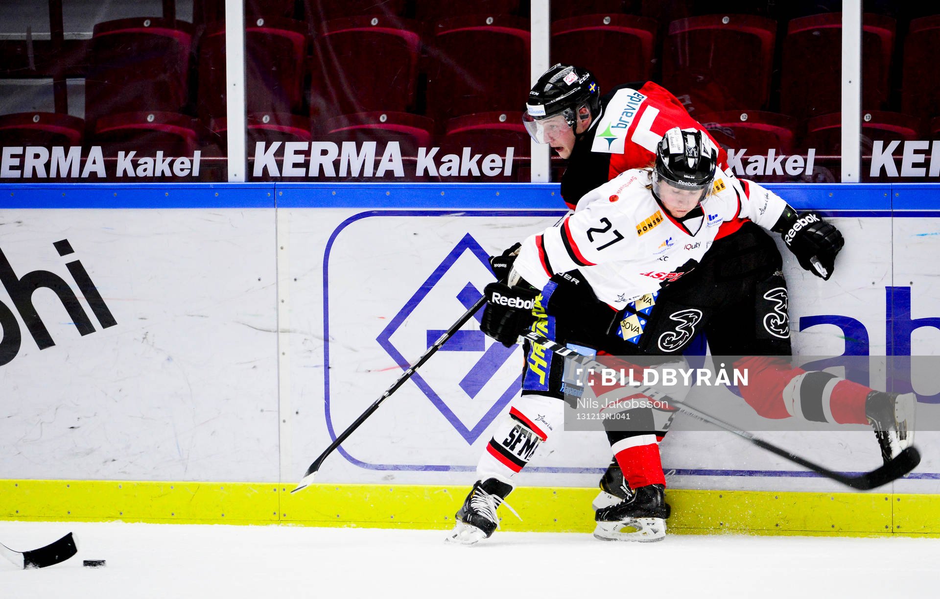 Asplövens Simon Olsson trycker till Malmö Redhawks Johan