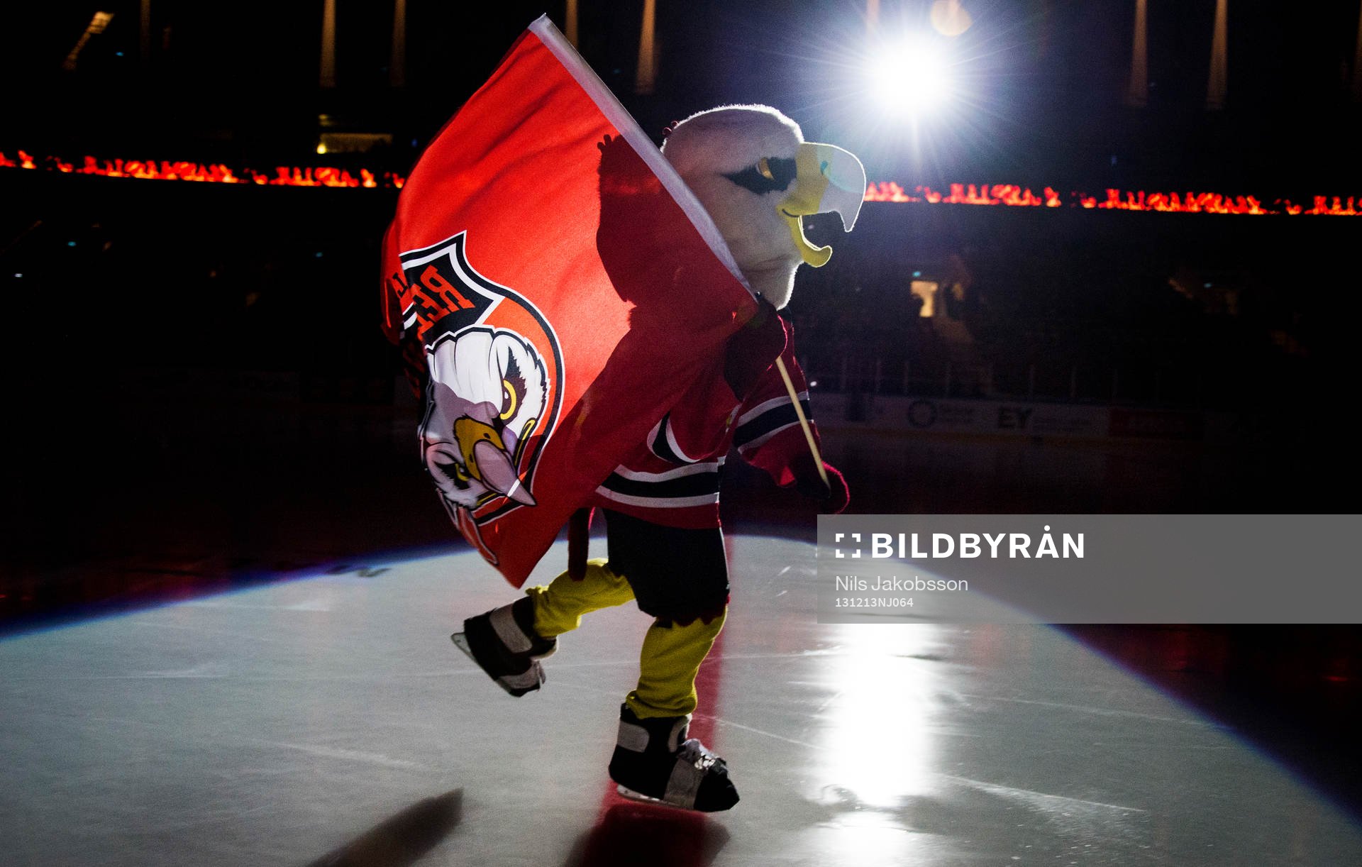 Maskoten Hawkan innan matchen i hockeyallsvenskan mellan