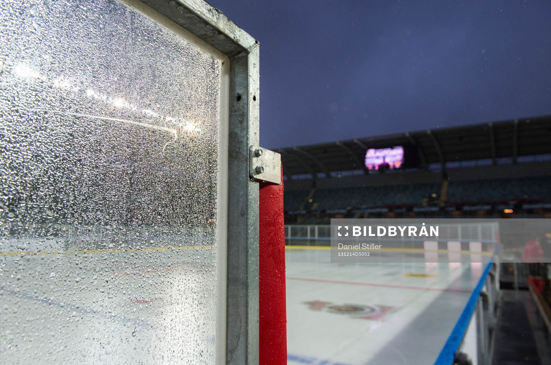 Regnet vräker ner över Gamla Ullevi innan ishockeymatchen