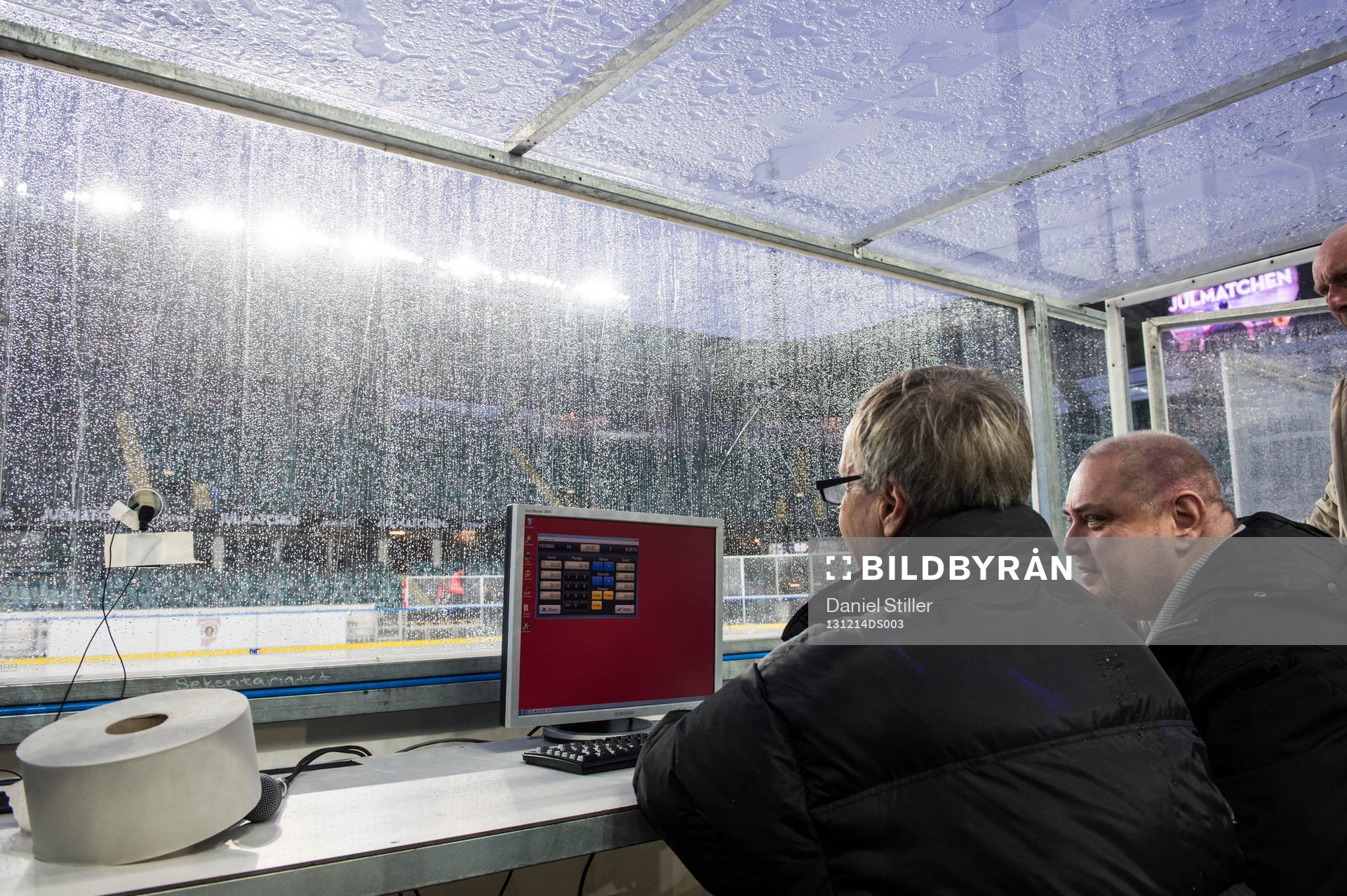 Regnet vräker ner över Gamla Ullevi när personalen