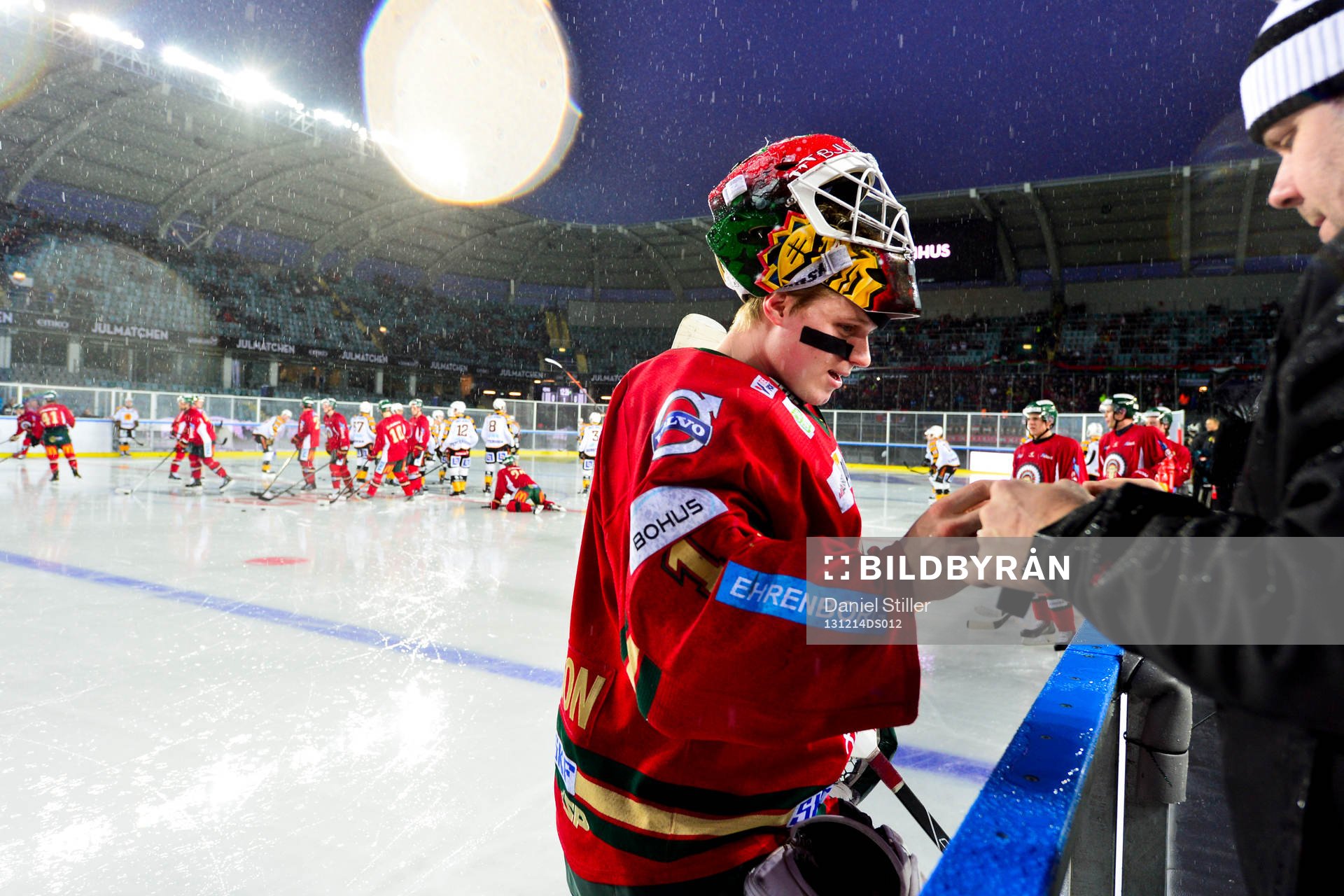 Frölundas målvakt Lars Johansson får hjälp med maskering