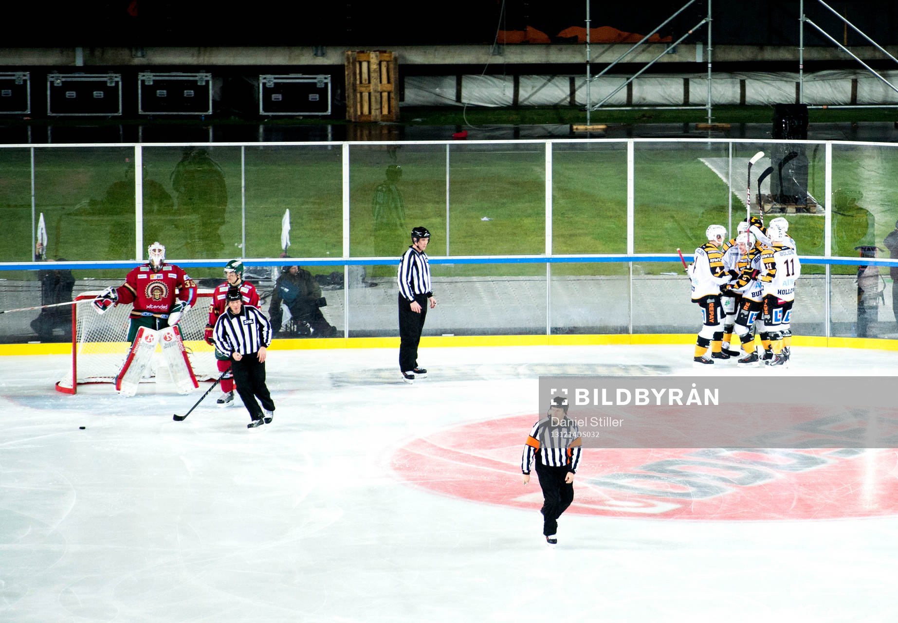 Skellefteås Niclas Burström gör 1-0 och jublar med sina