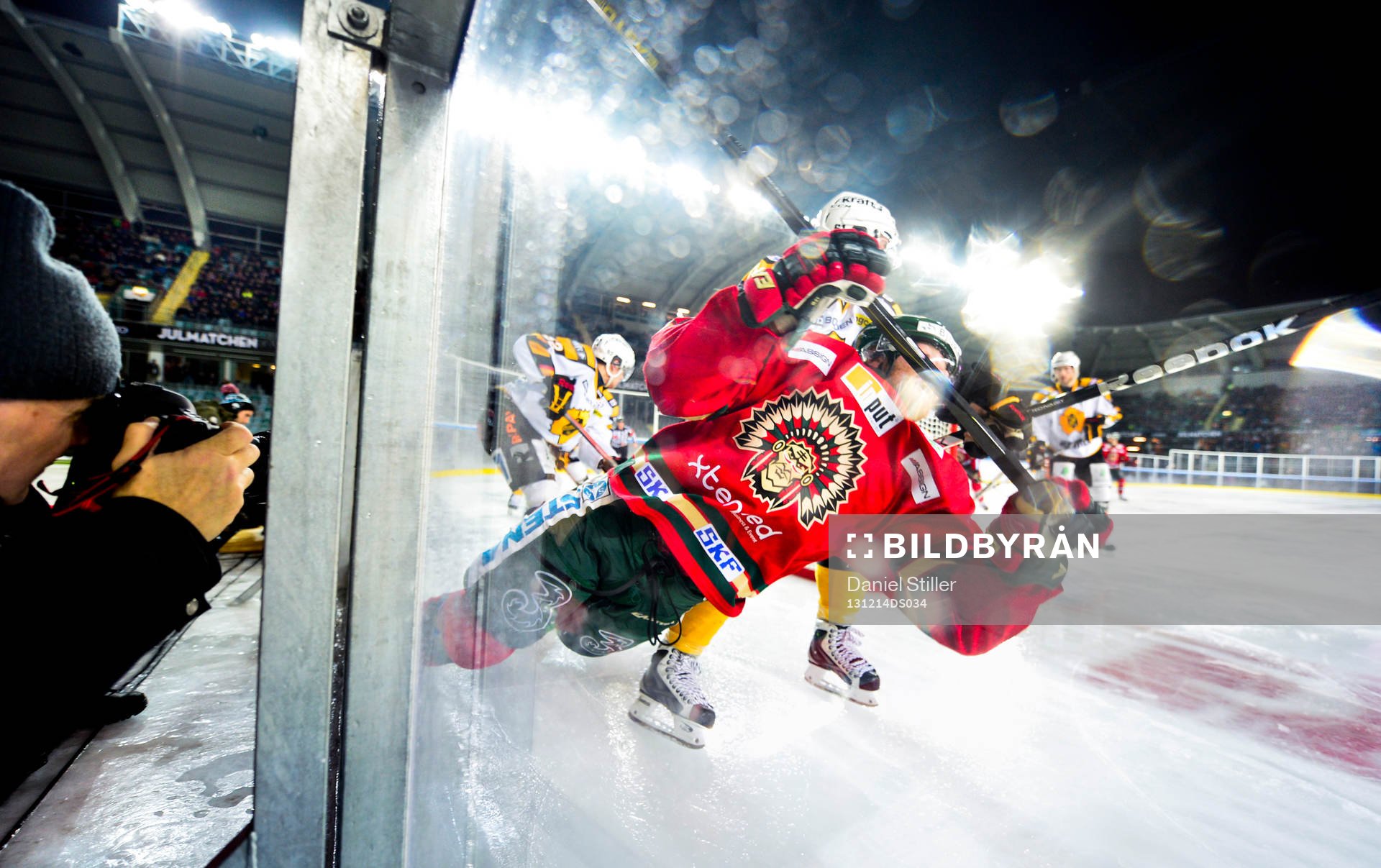 Frölundas Robin Figren åker på en tryckare vid sargen