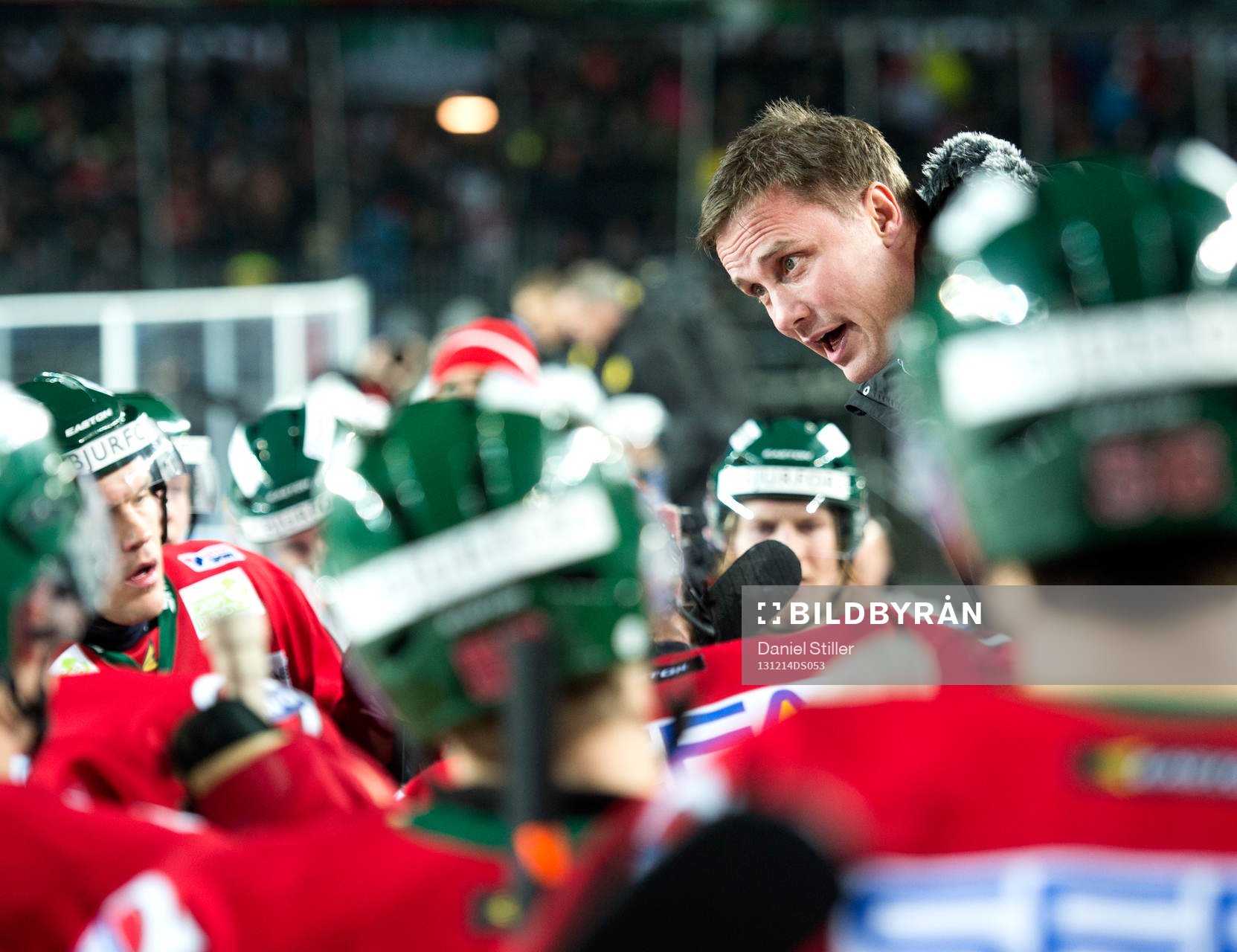 Frölundas tränare Roger Rönnberg manar på sina mannar