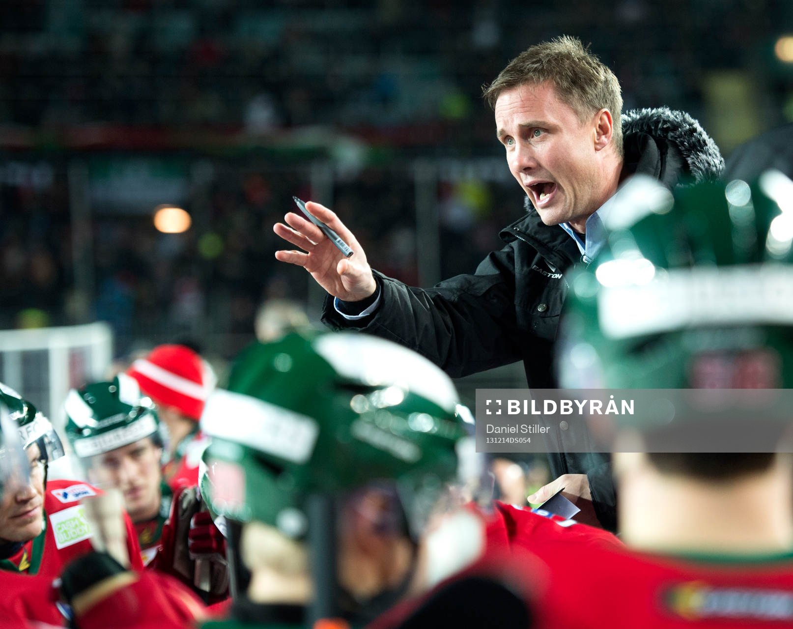 Frölundas tränare Roger Rönnberg manar på sina mannar