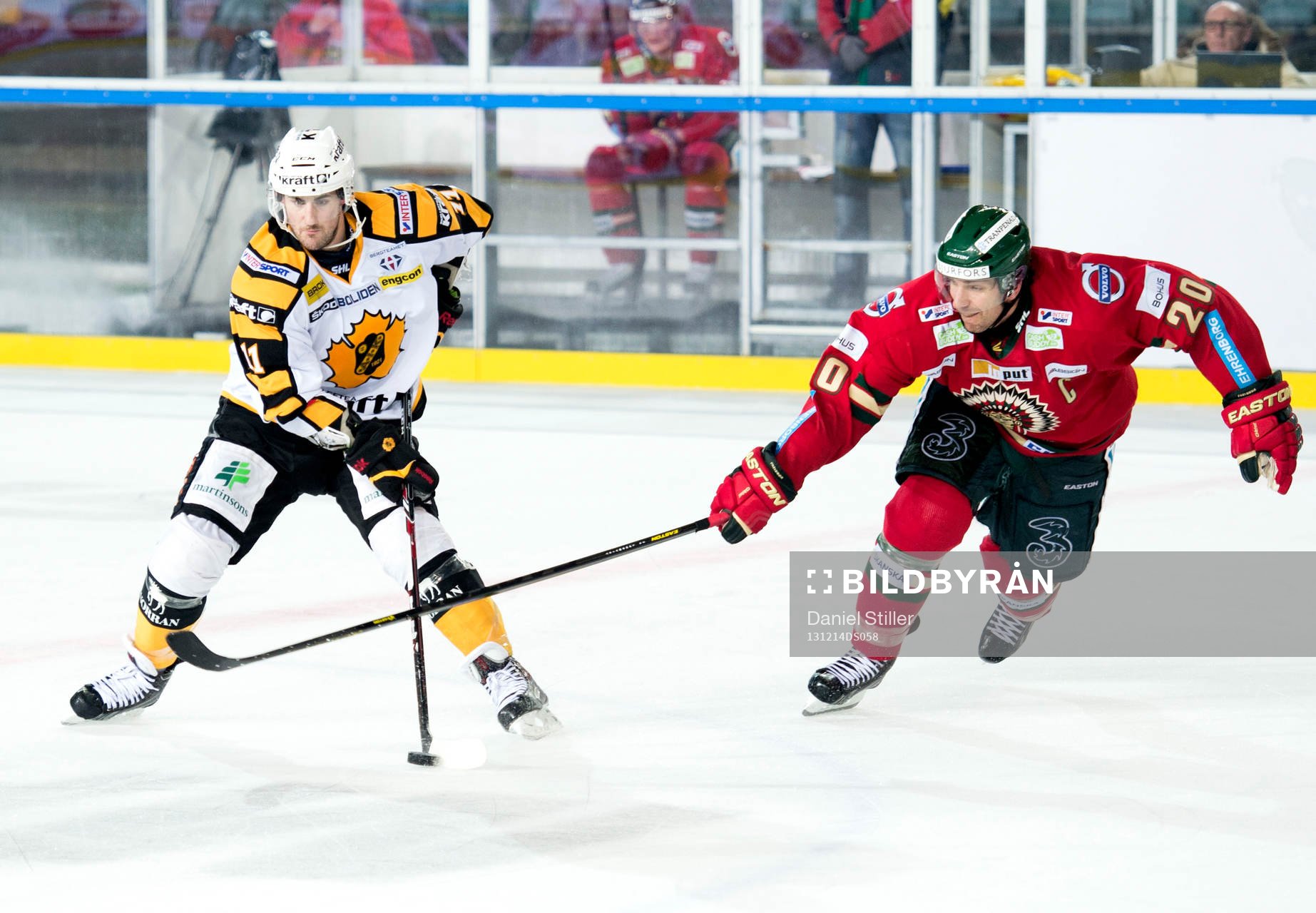 Skellefteås Bud Holloway håller undan för Frölundas