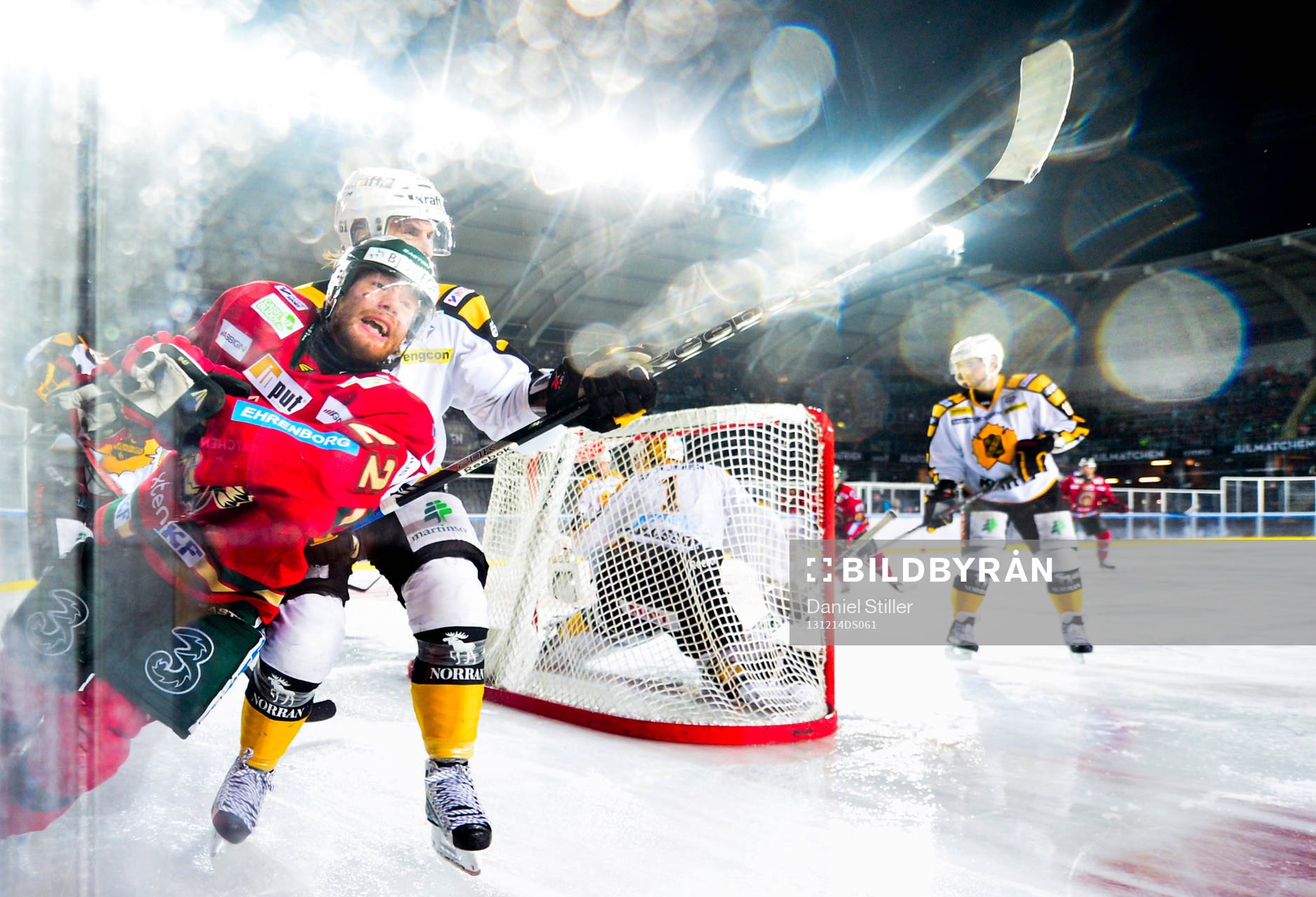 Frölundas Robin Figren åker på en tryckare vid sargen
