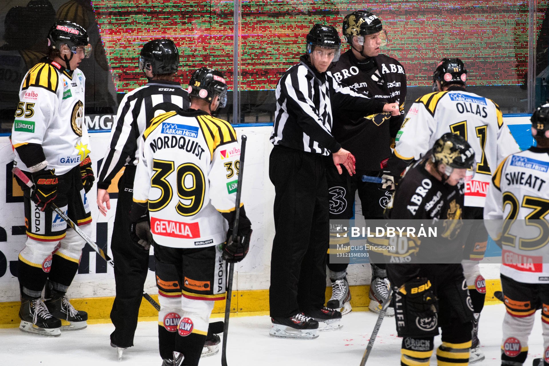 Linjedomare Andreas Malmqvist får en smäll och börjar