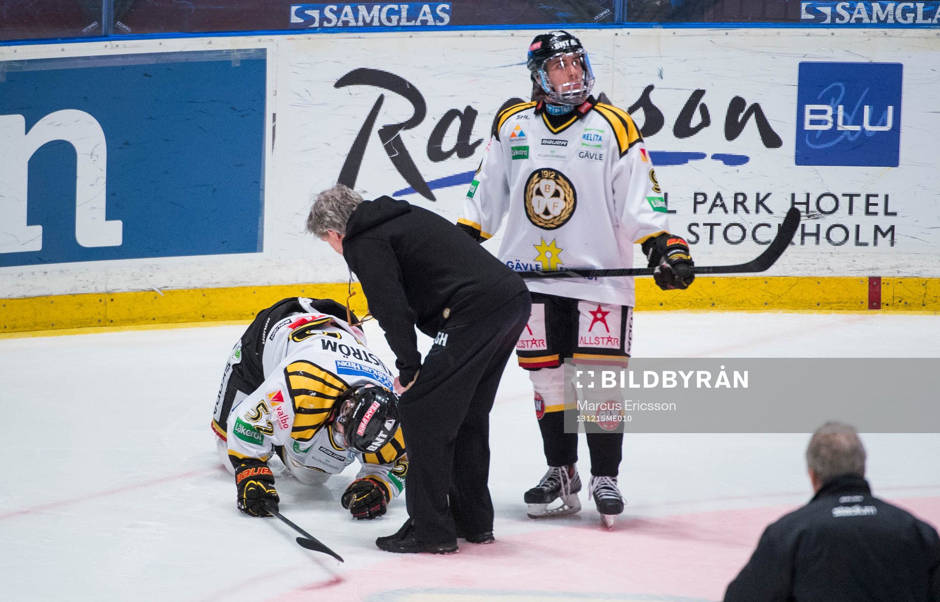 Brynäs Lukas Kilström ligger skadad på isen