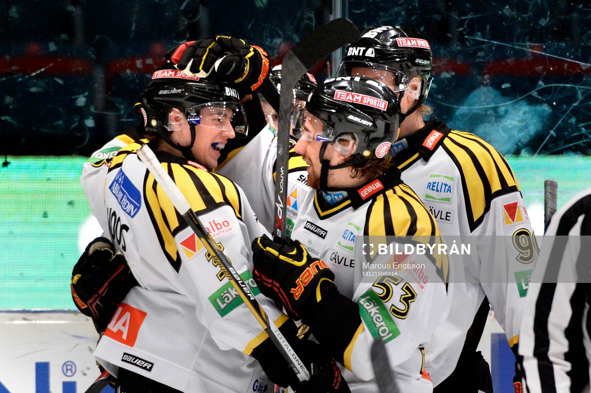 Brynäs Andreas Thuresson (mitten) jublar med lagkamraterna