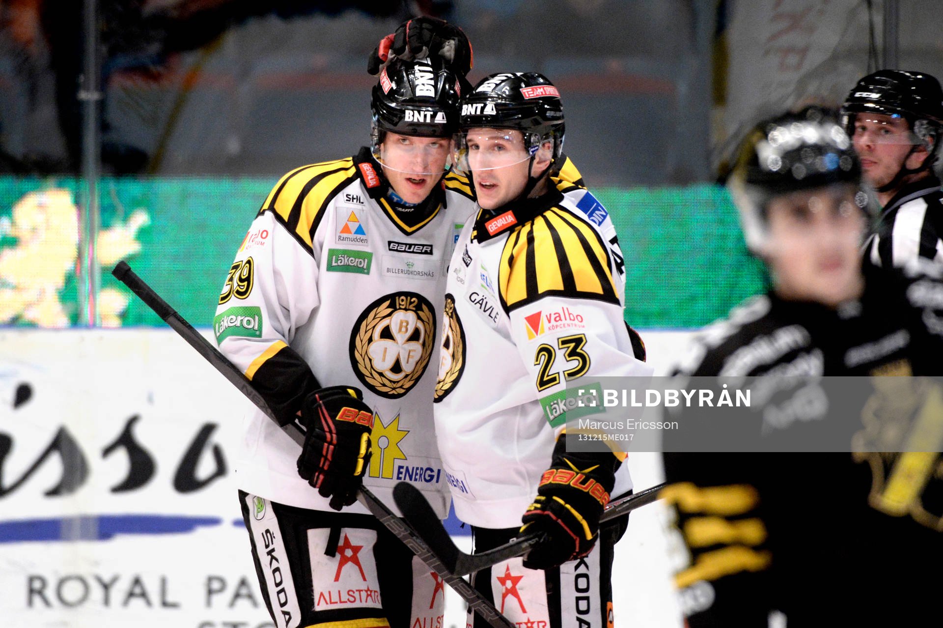 Brynäs Bill Sweatt klappar om Jonas Nordqvist