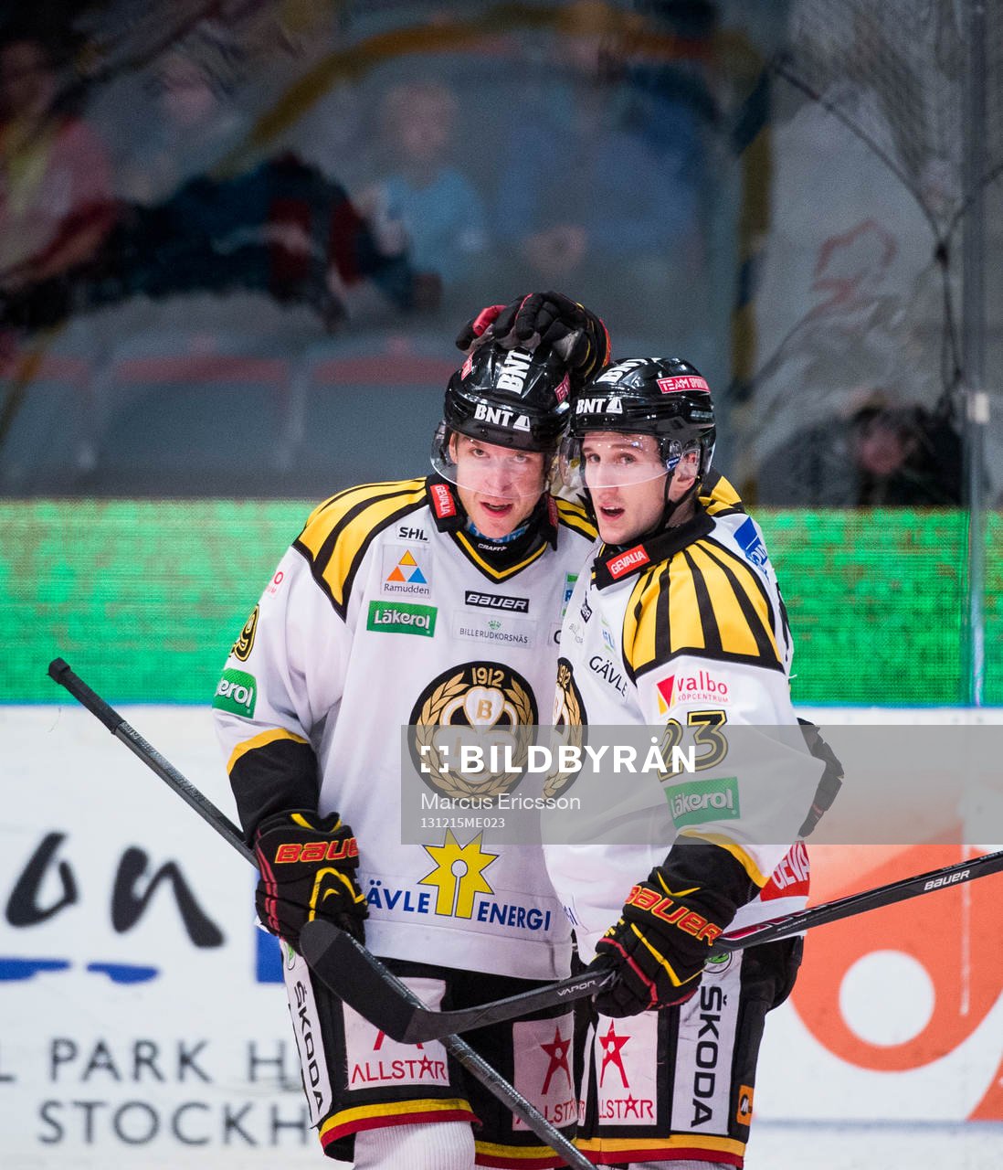 Brynäs Jonas Nordqvist och Bill Sweatt kramas om i jubel
