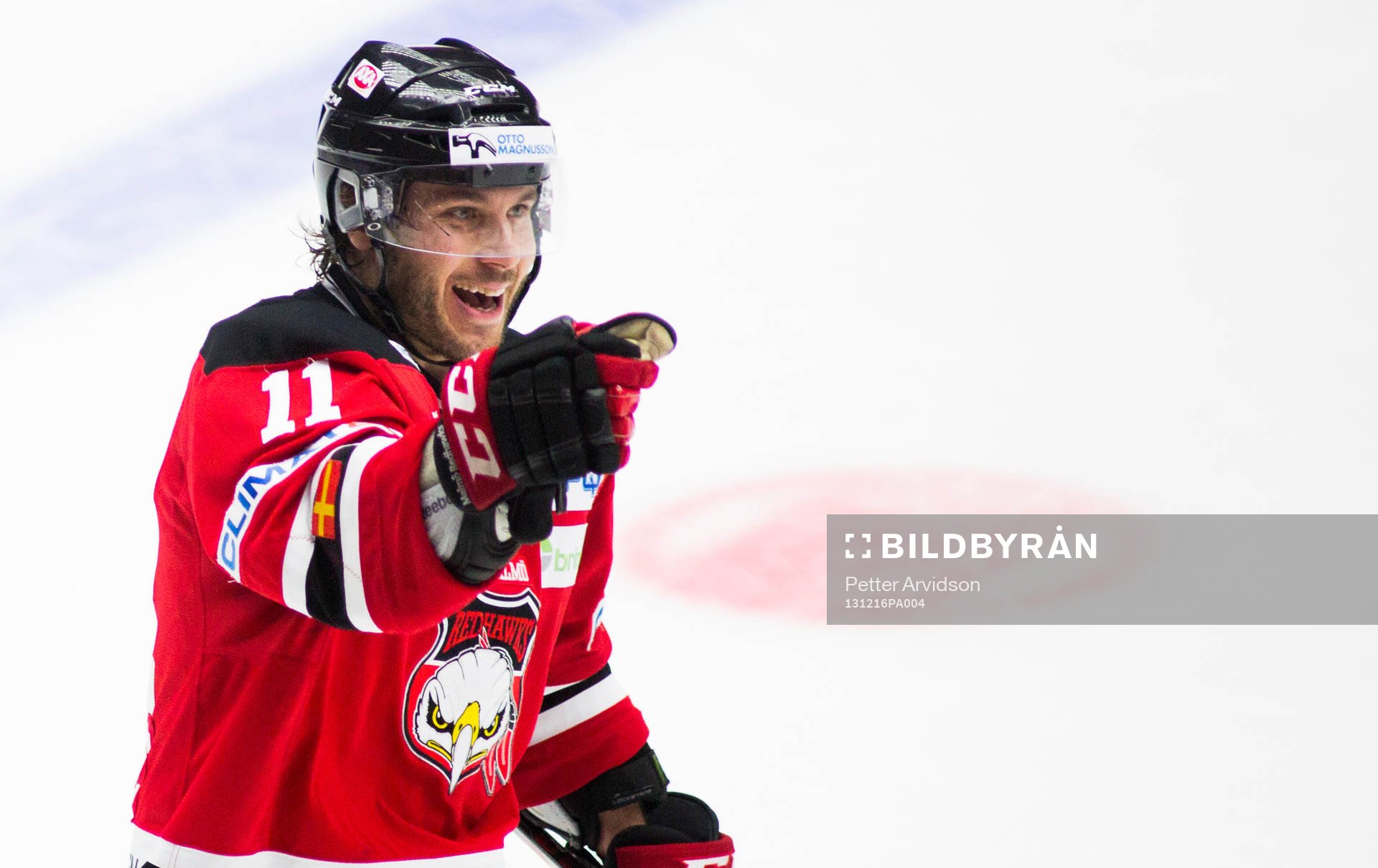 Malmö Redhawks Joey Tentute avgör straffläggningen och
