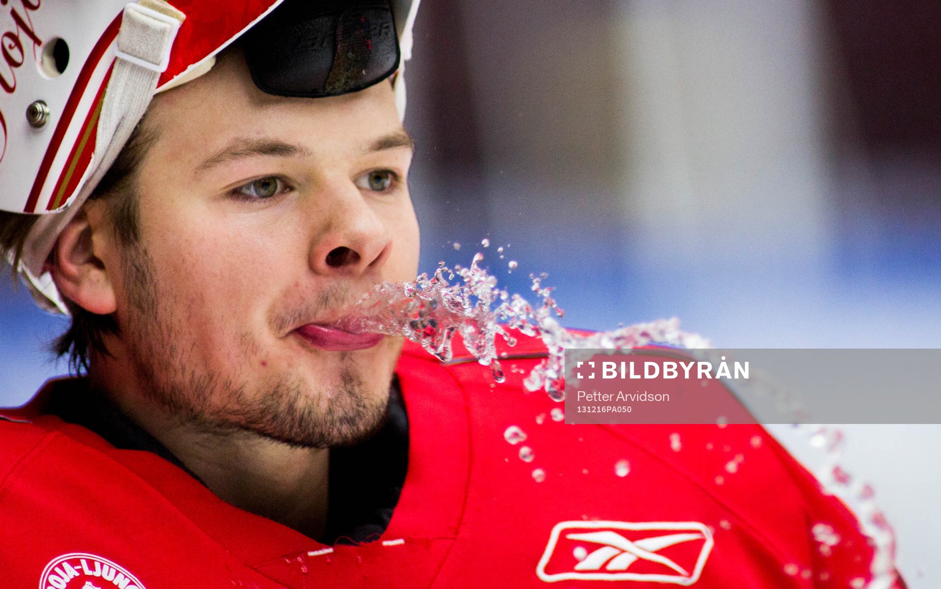 Troja Ljungbys målvakt Christoffer Bengtsberg spottar