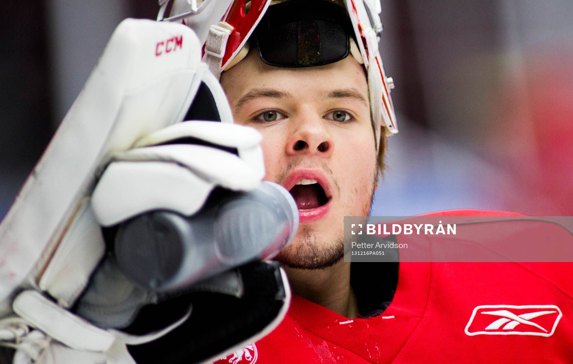 Troja Ljungbys målvakt Christoffer Bengtsberg dricker