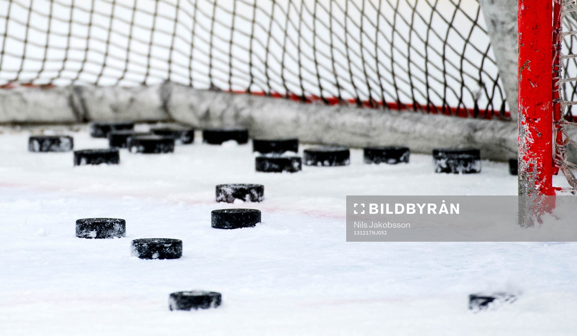 Puckar i ett mål när Sveriges JVM-lag tränar