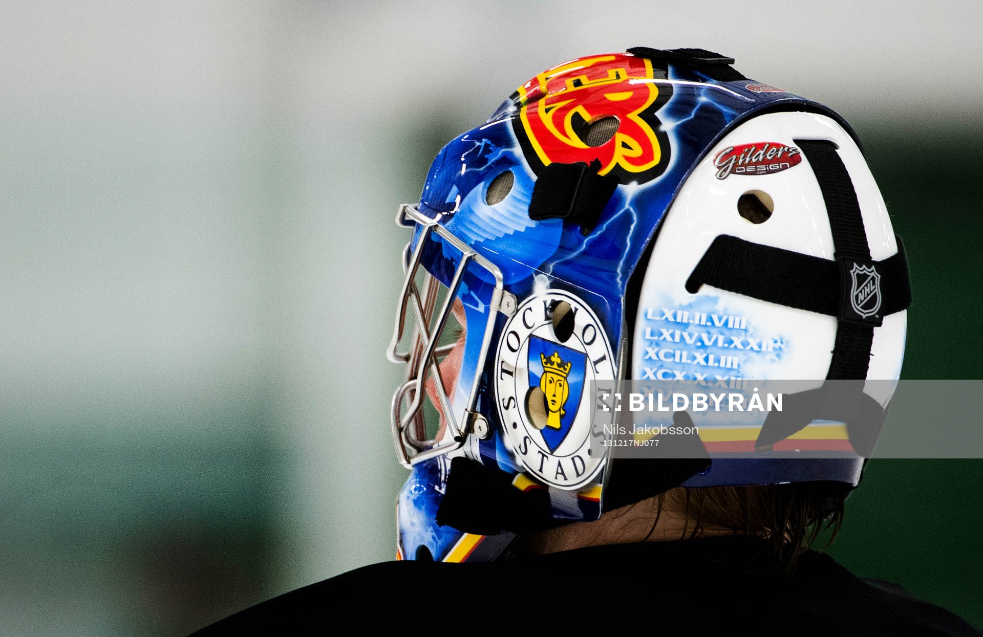 Målvakt Oscar Dansk har en målvaktsmask med Stockholms