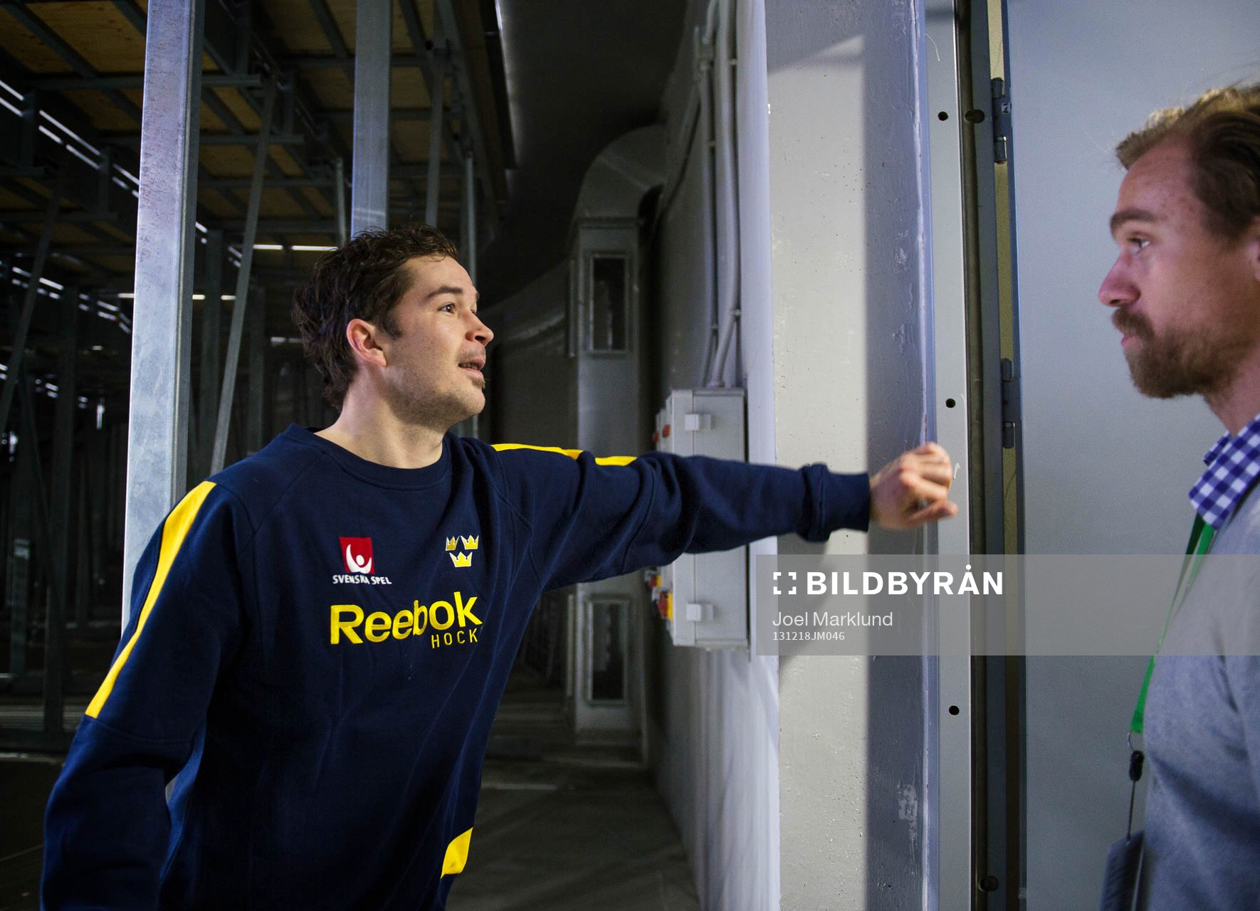 Jimmie Ericsson demonstrerar bristfällig konstruktion i