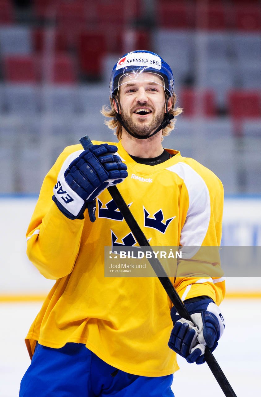 Niklas Persson skrattar