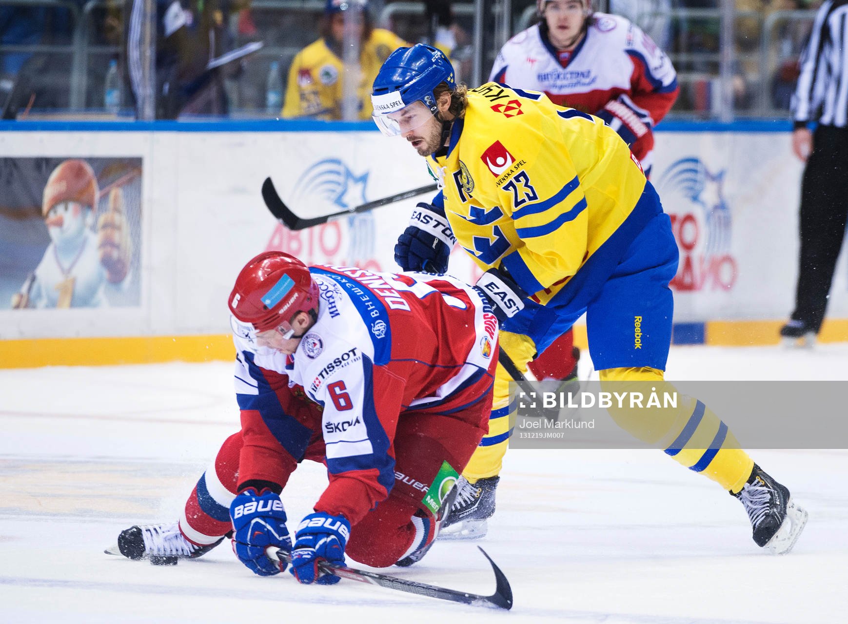Rysslands Denis Denisov i kamp om pucken med Sveriges