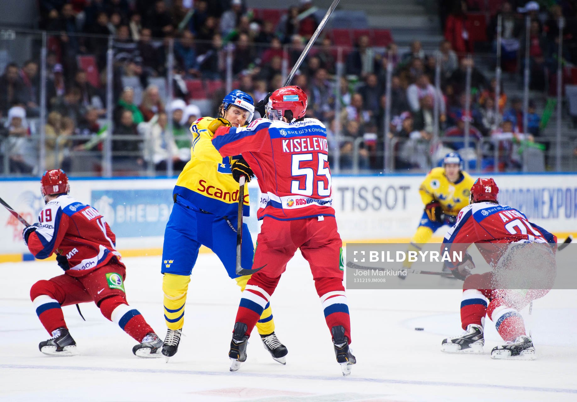 Sveriges Niclas Andersén stoppas av Rysslands Bogdan