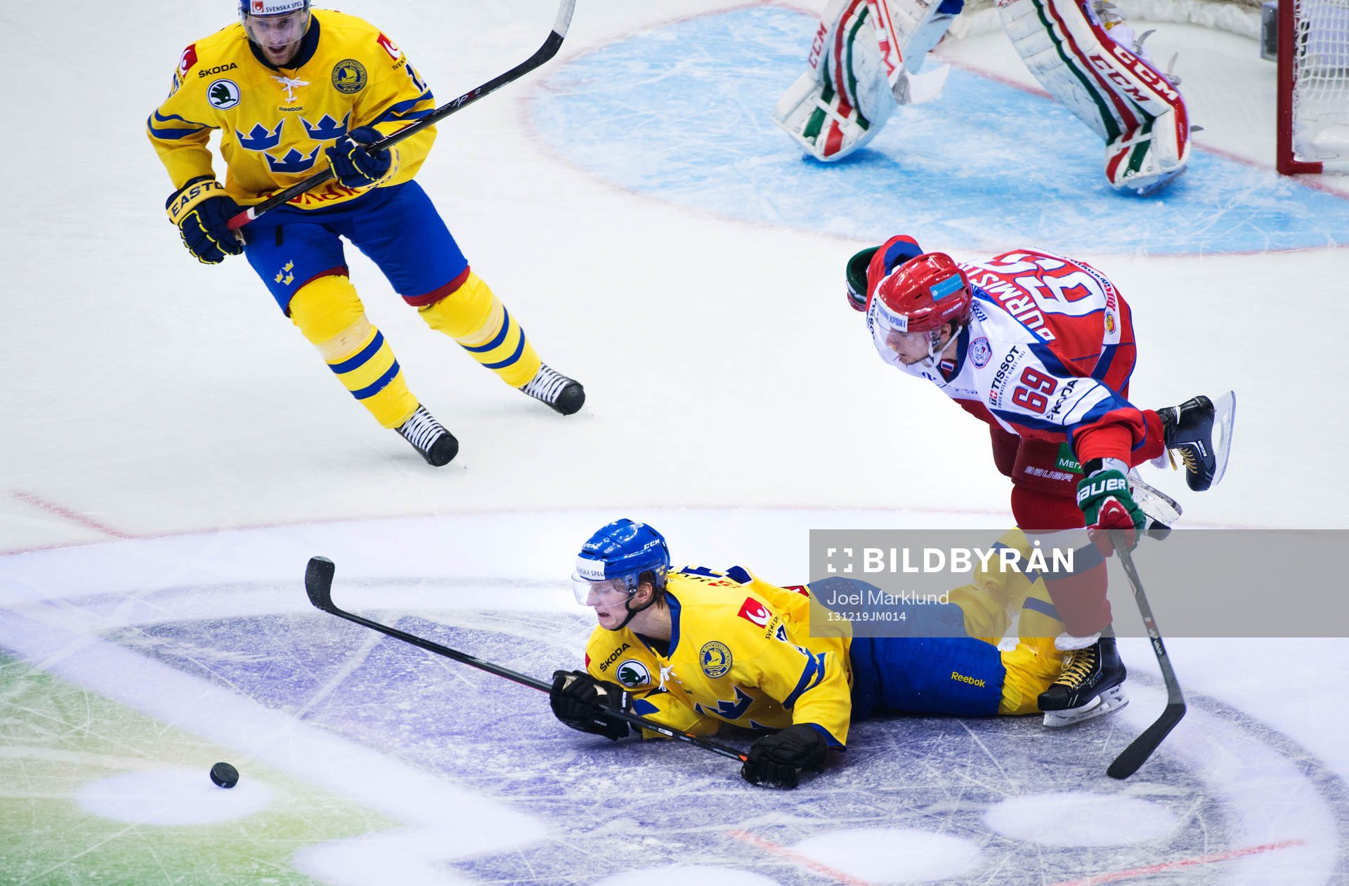Sveriges John Klingberg faller i en närkamp med Rysslands
