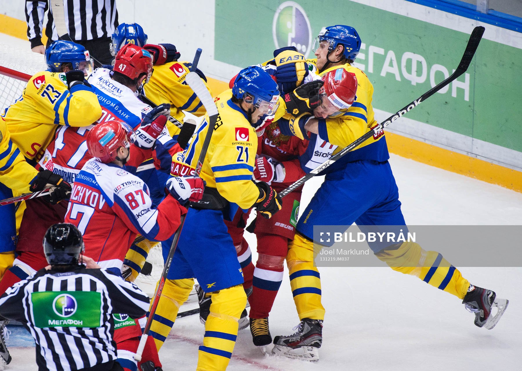 Sveriges Staffan Kronwall (t h) tar ett grepp om Rysslands