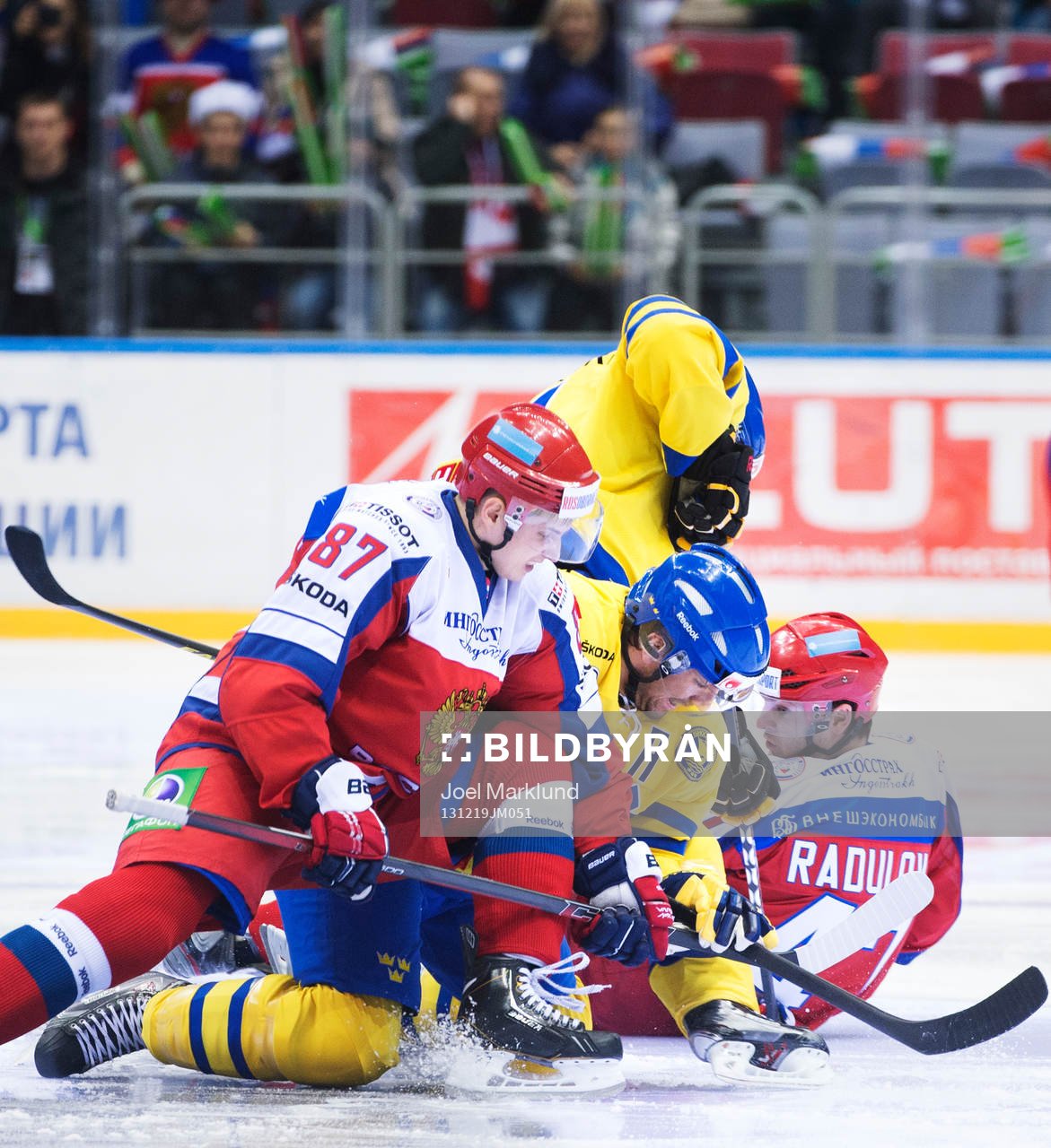 Sveriges Joel Lundqvist kämpar mot Rysslands Vadim