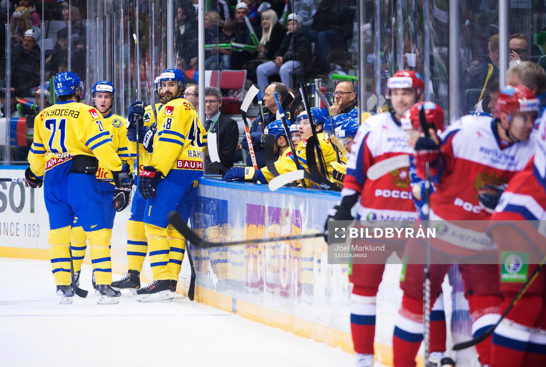 Sveriges Daniel Rahimi blickar mot det ryska laget vid ett