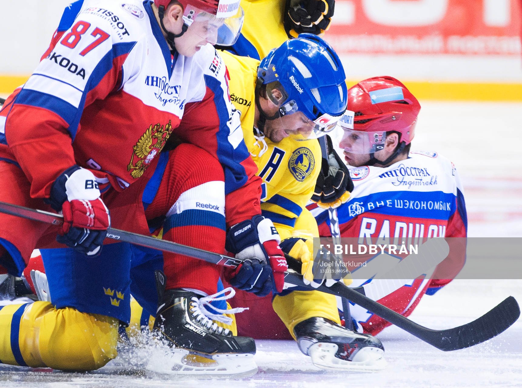 Sveriges Joel Lundqvist kämpar mot Rysslands Vadim