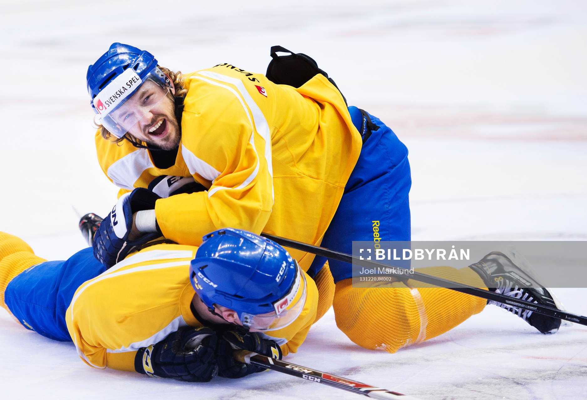 Niklas Persson skrattar när han trycker ned Andreas