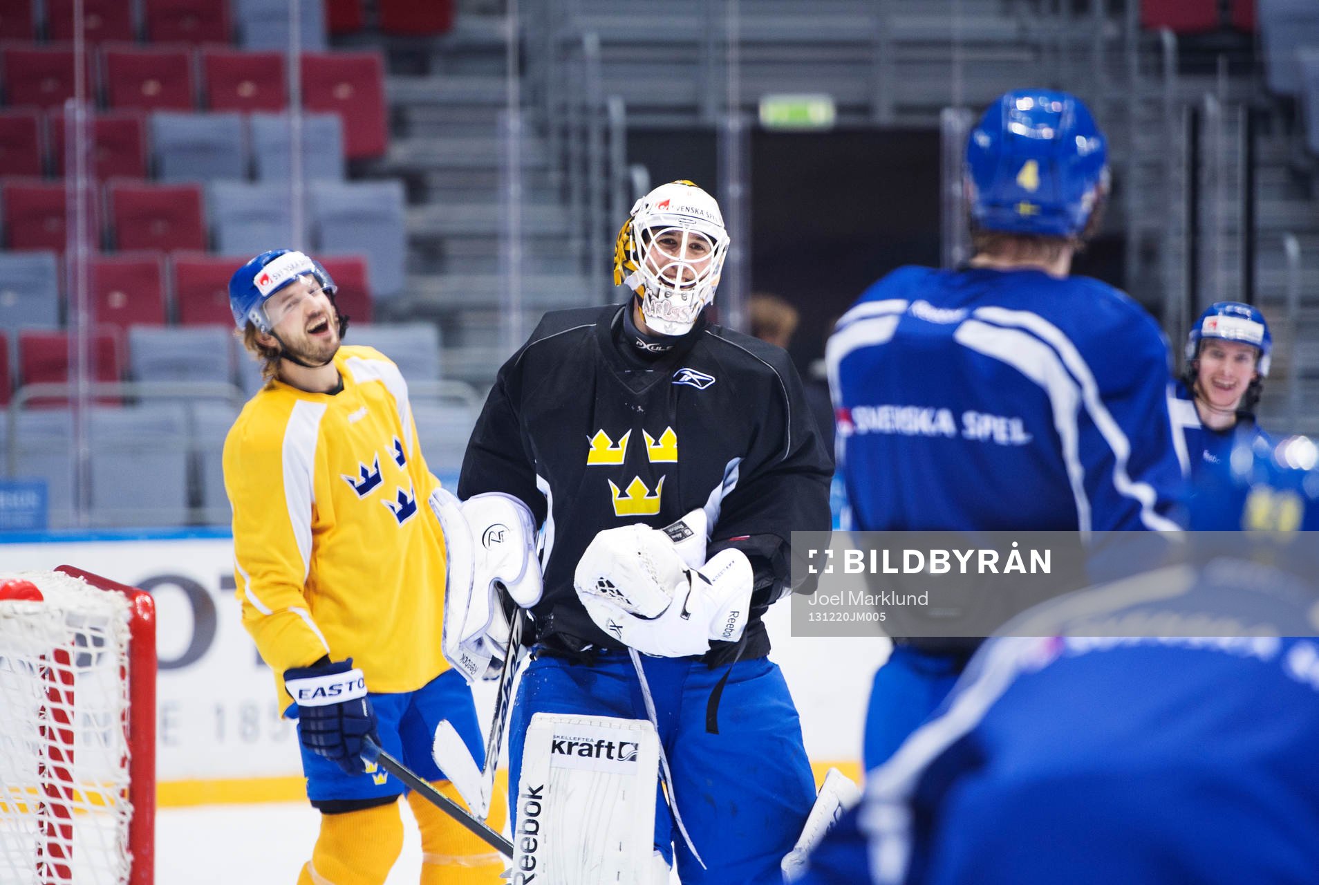 Niklas Persson och målvakten Henrik Karlsson skrattar på