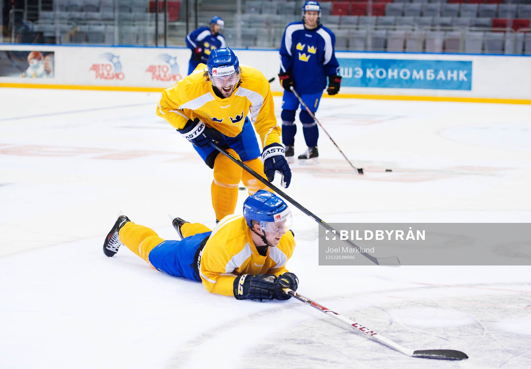 Niklas Persson och Andreas Engqvist skojar med varandra på