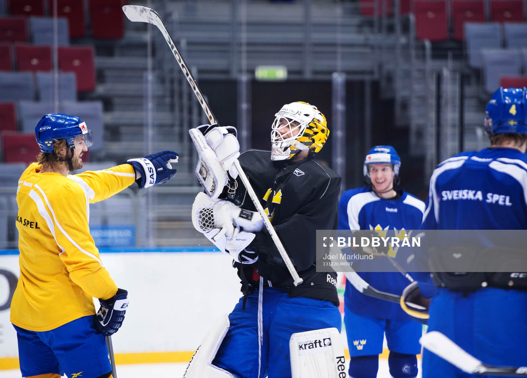 Niklas Persson och målvakten Henrik Karlsson skrattar på