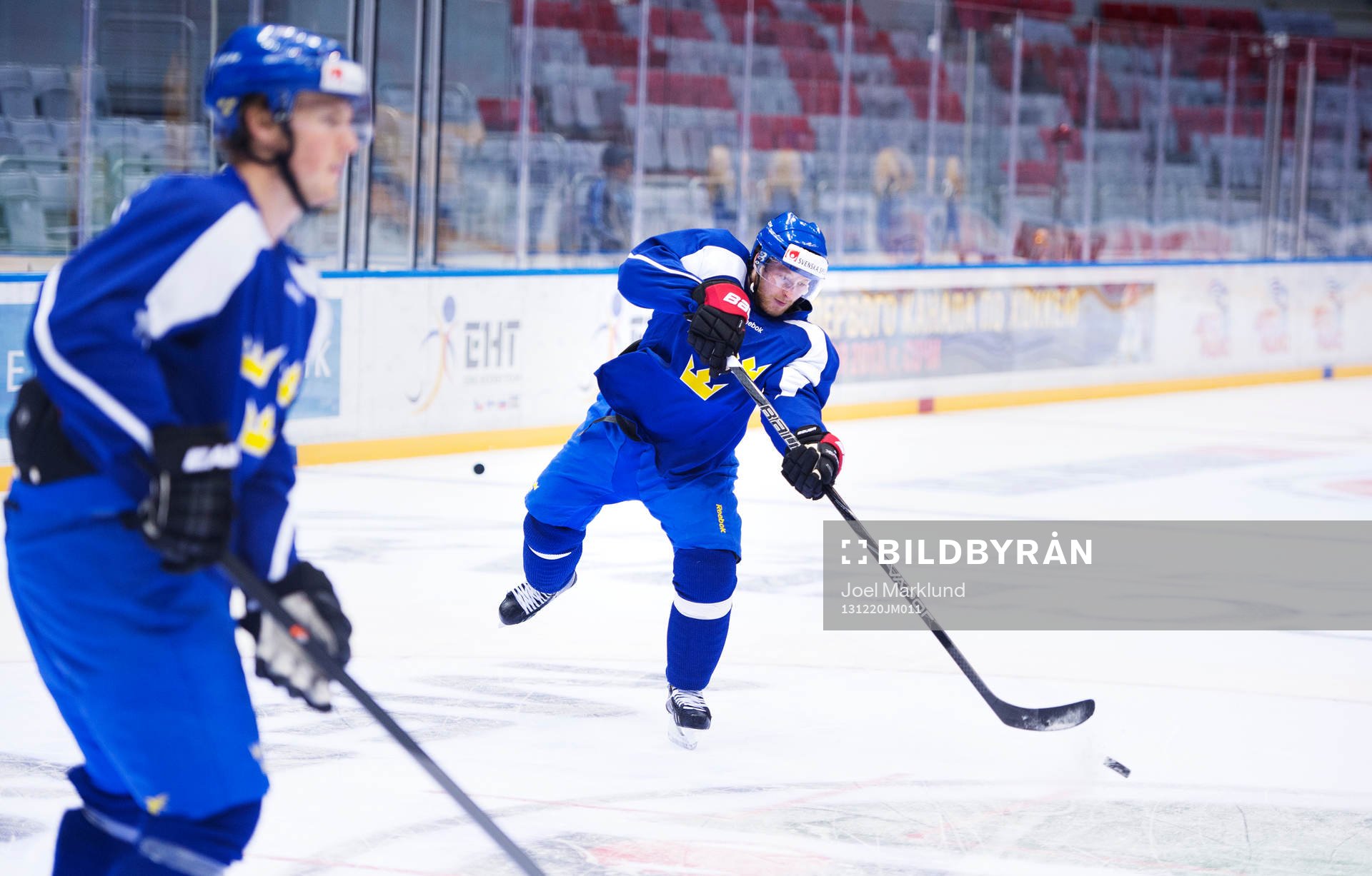 Linus Klasen skjuter på Sveriges träning