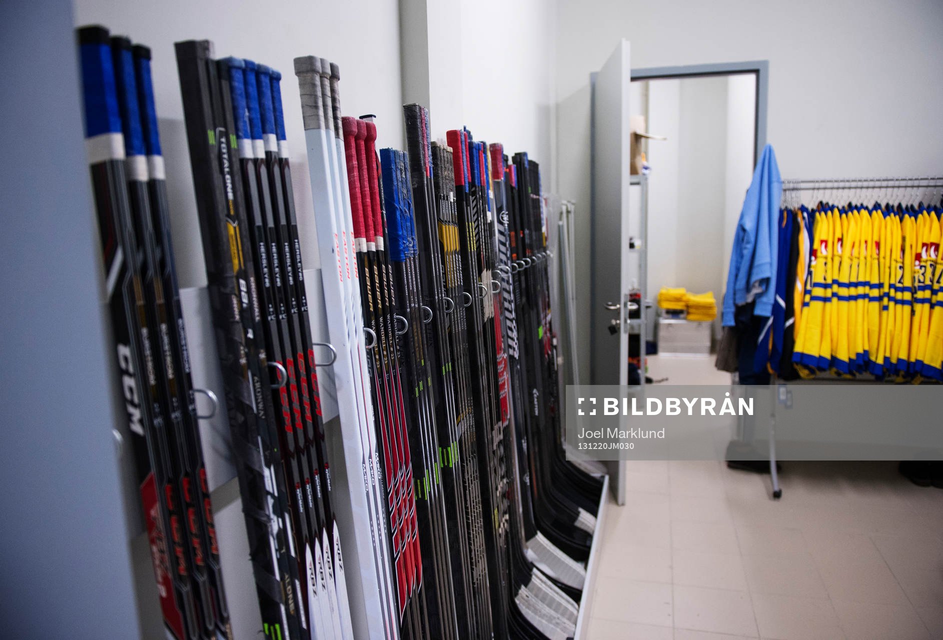 Ishockeyklubbor och tröjor i Sveriges omklädningsrum
