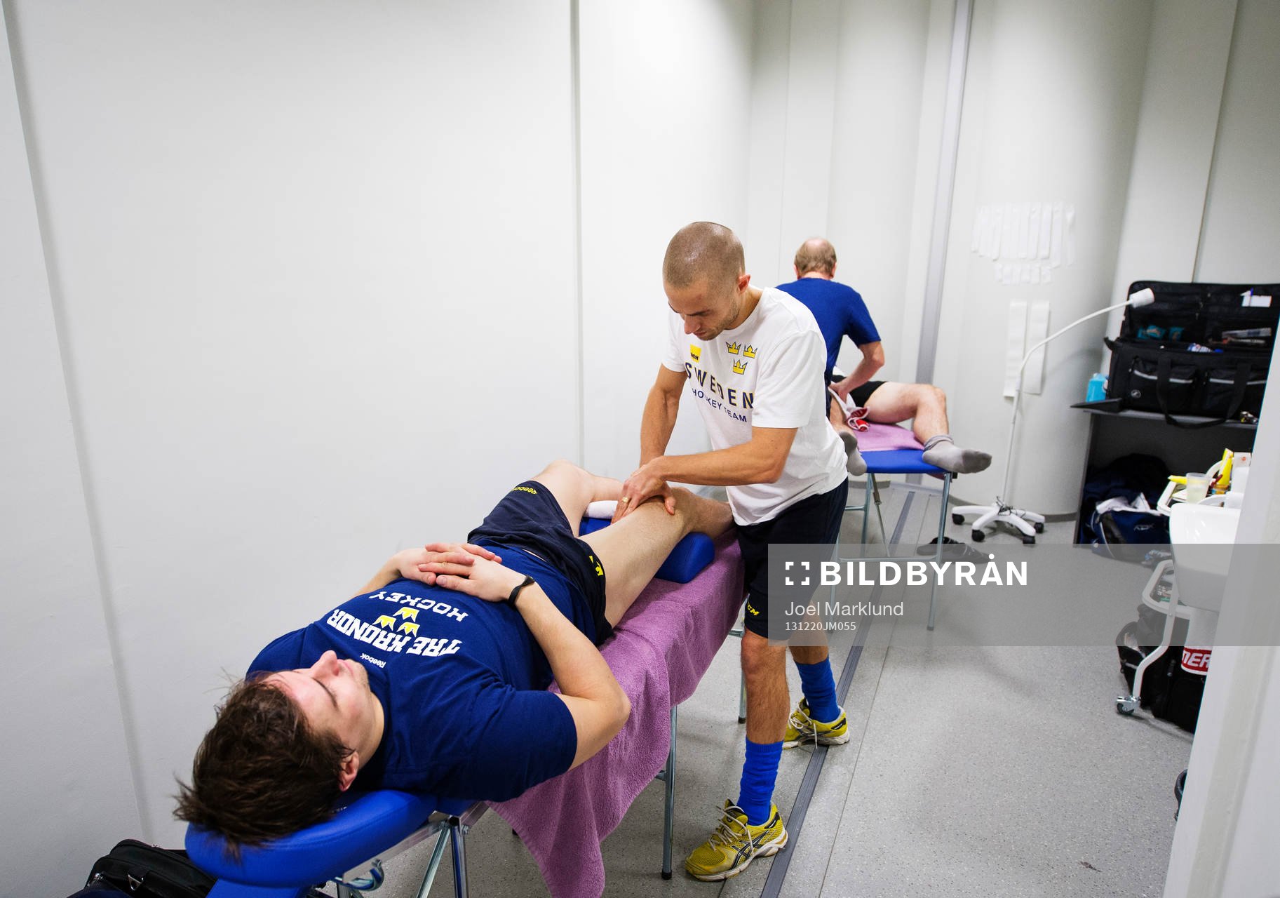 Tobias Viklund får massage av sjukgymnasten Fredrik Carls