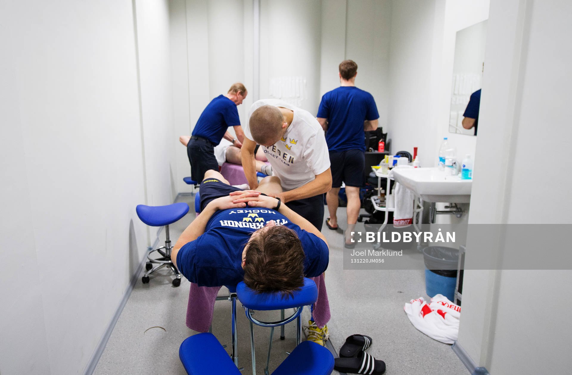 Tobias Viklund får massage av sjukgymnasten Fredrik Carls