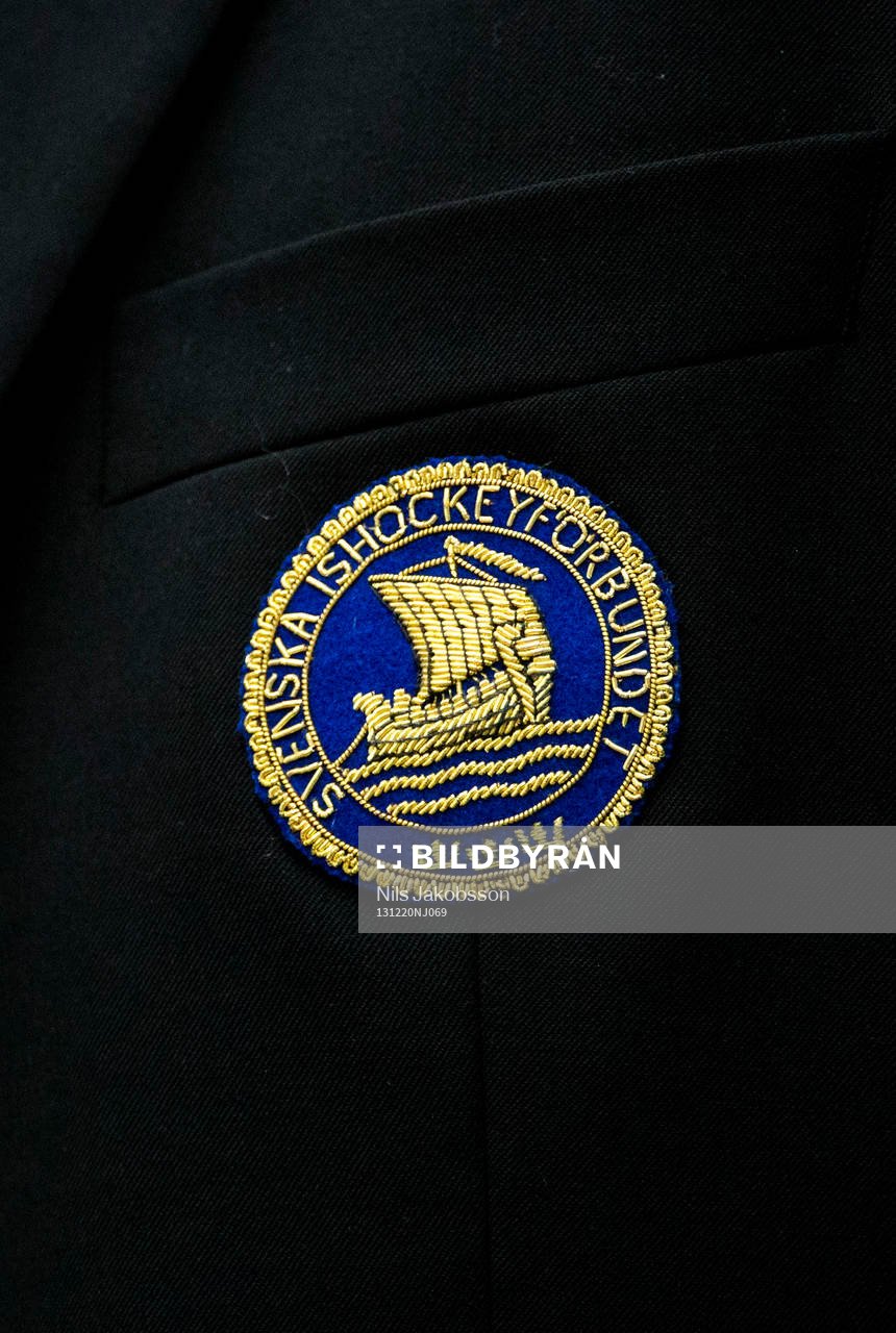 Svenska Ishockeyförbundets emblem finns på en kavaj